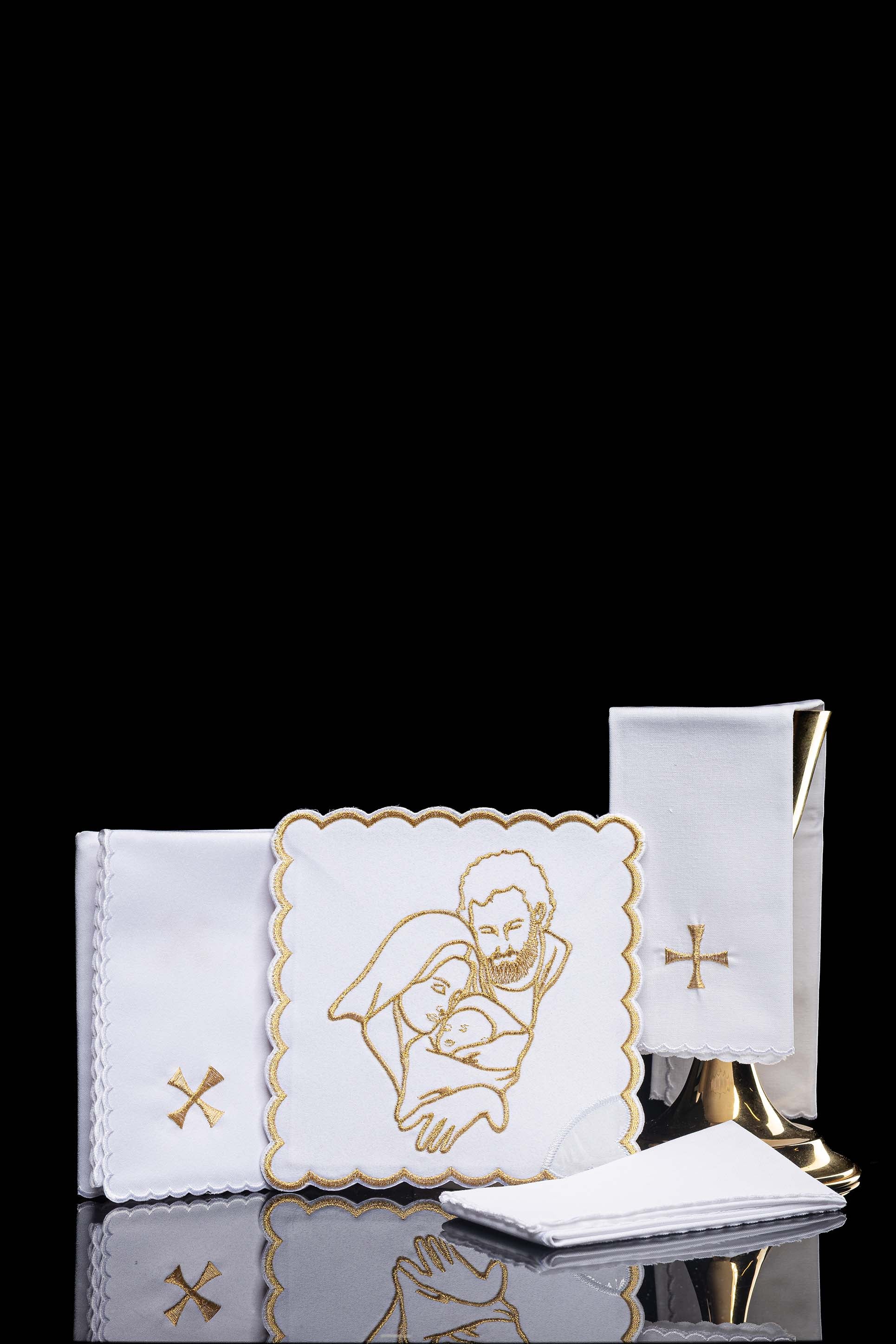 Linge d'autel brodé avec un motif de la Sainte Famille