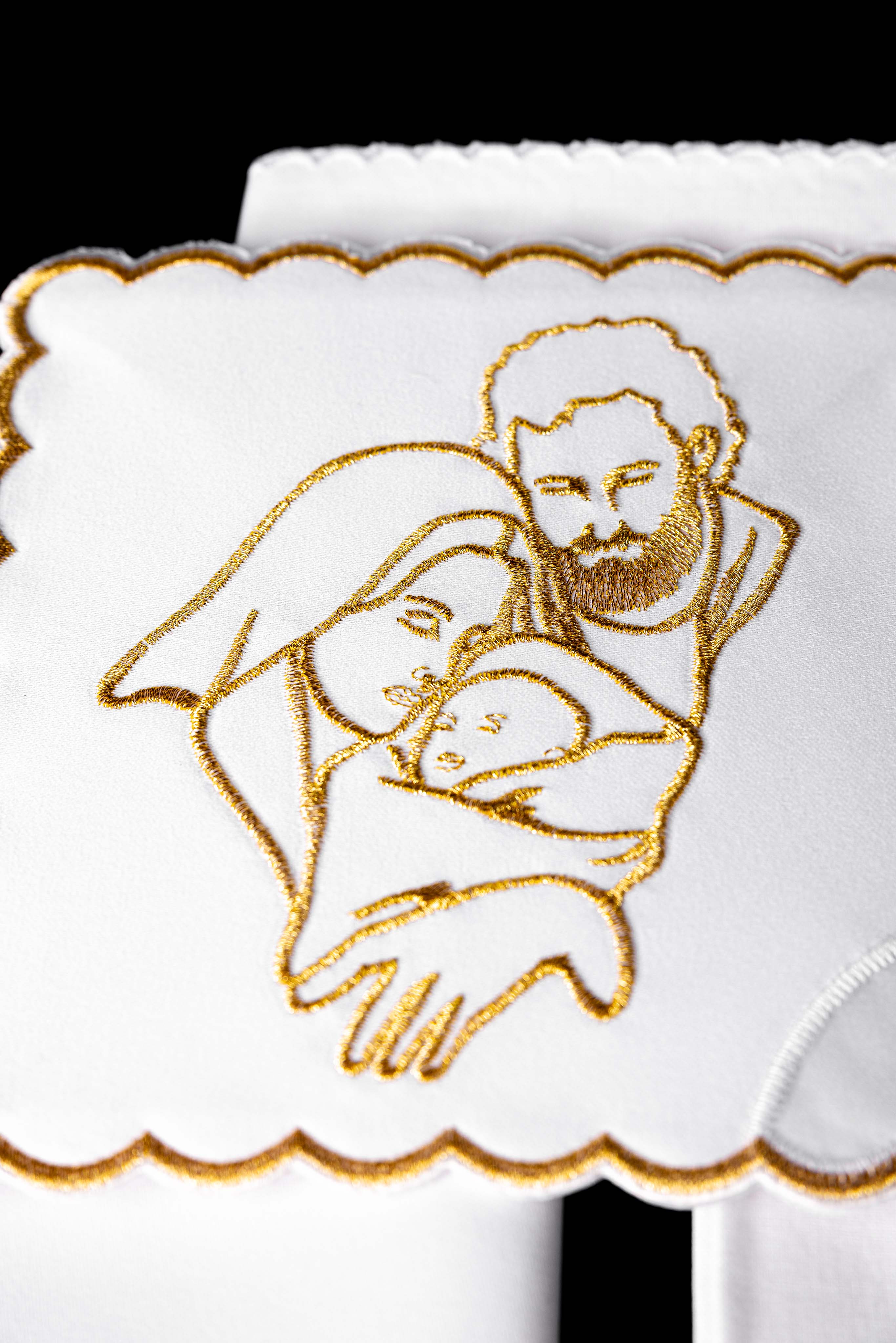 Linge d'autel brodé avec un motif de la Sainte Famille