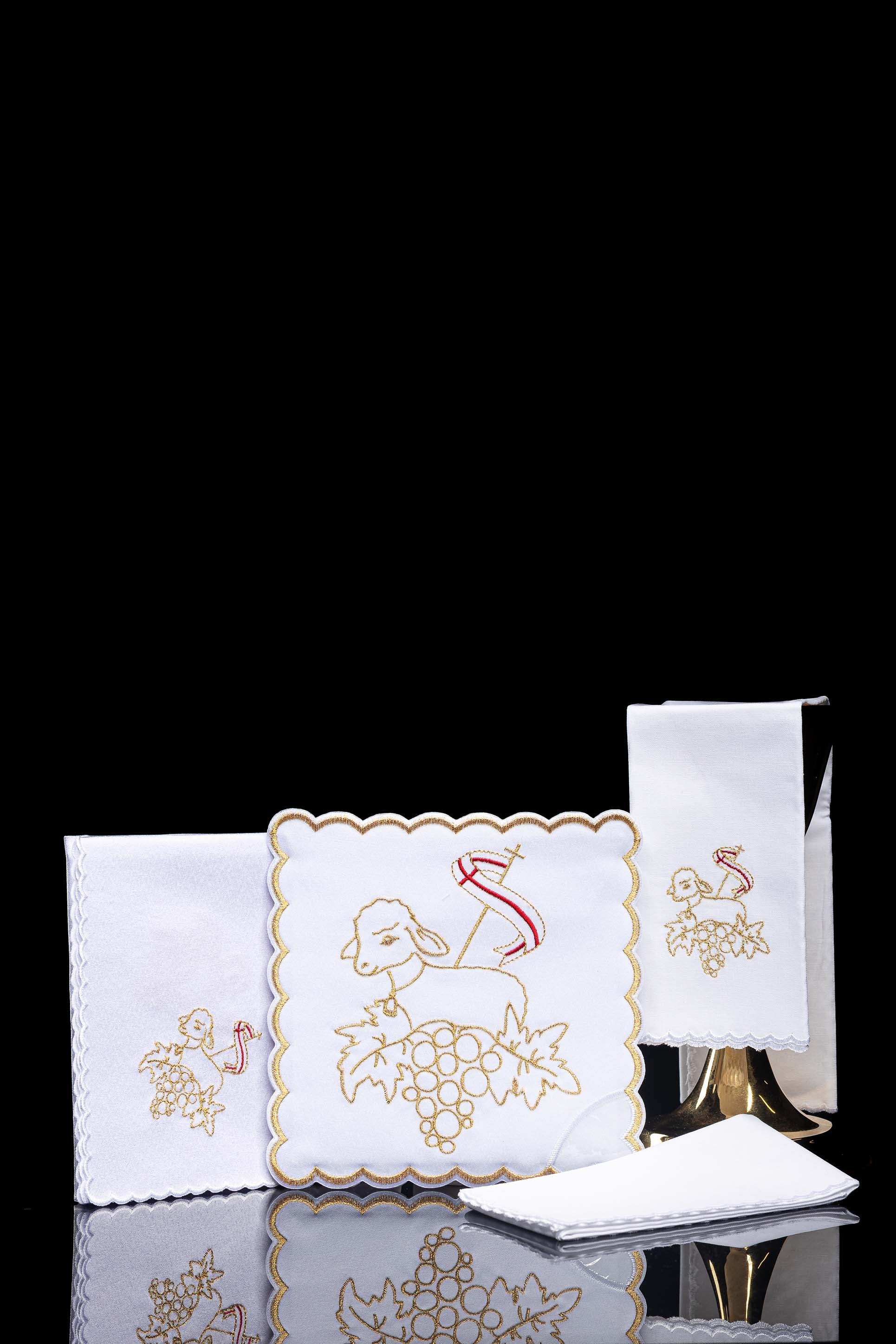 Linge d'autel brodé avec le motif de l'Agneau de Dieu