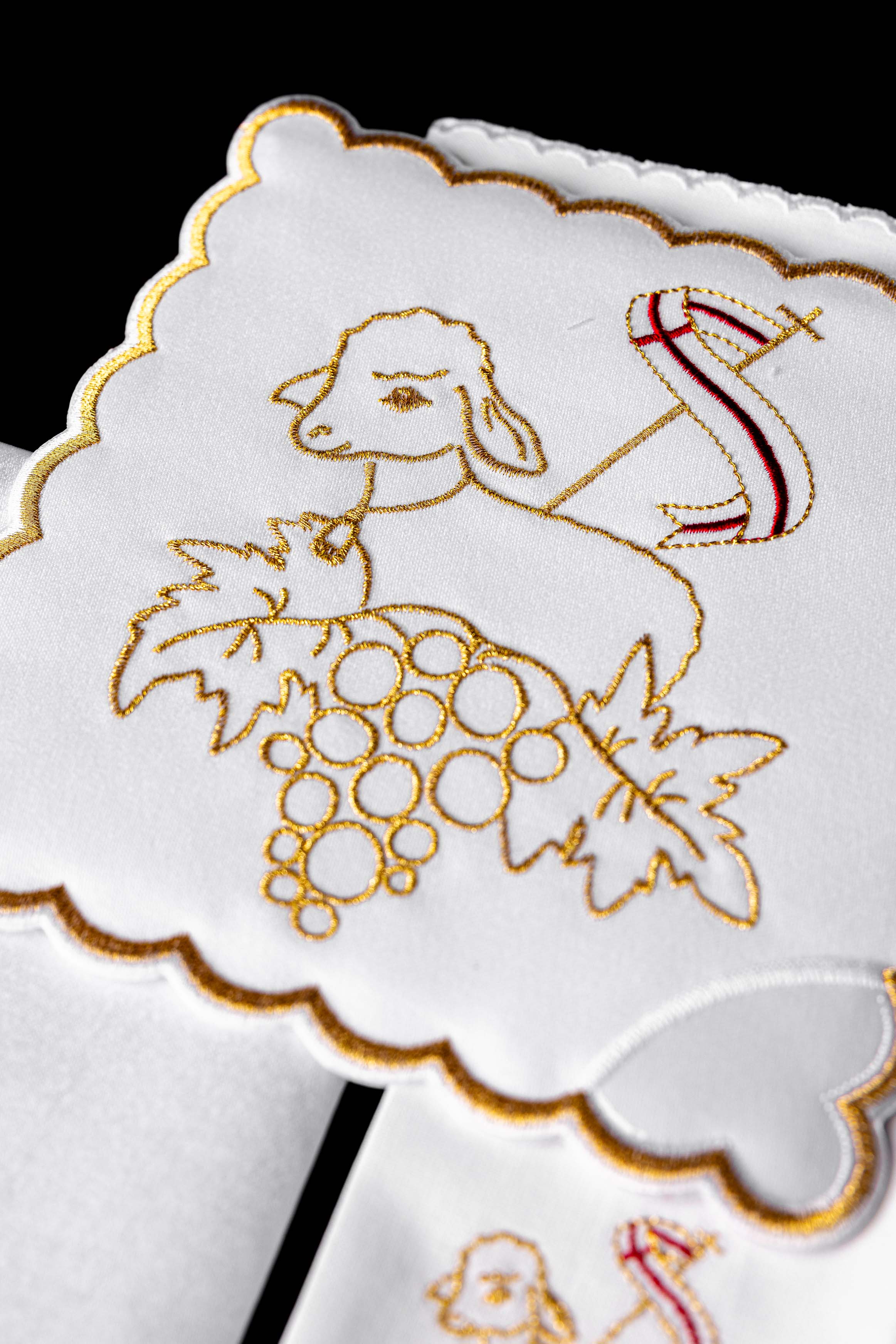 Linge d'autel brodé avec le motif de l'Agneau de Dieu