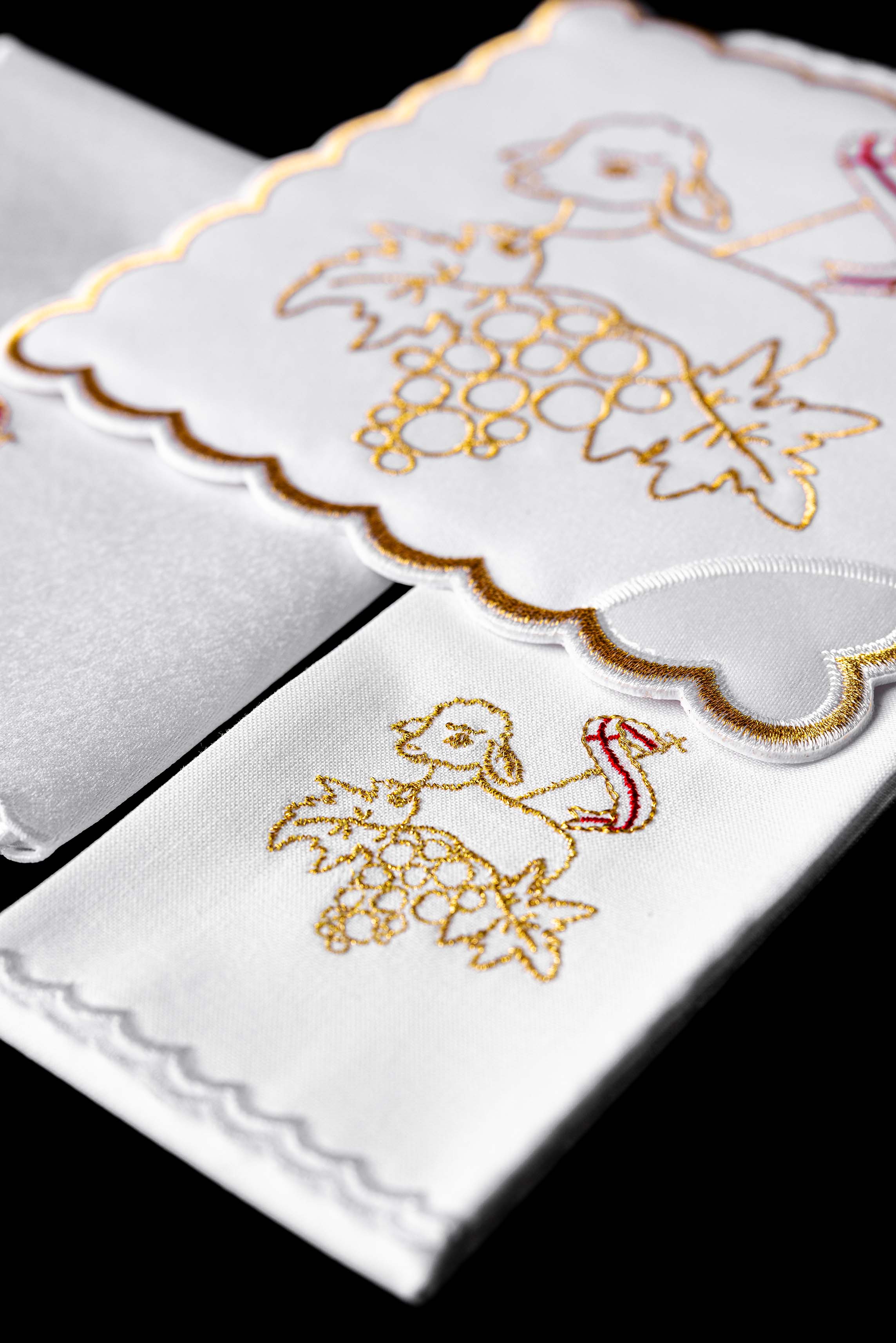 Linge d'autel brodé avec le motif de l'Agneau de Dieu