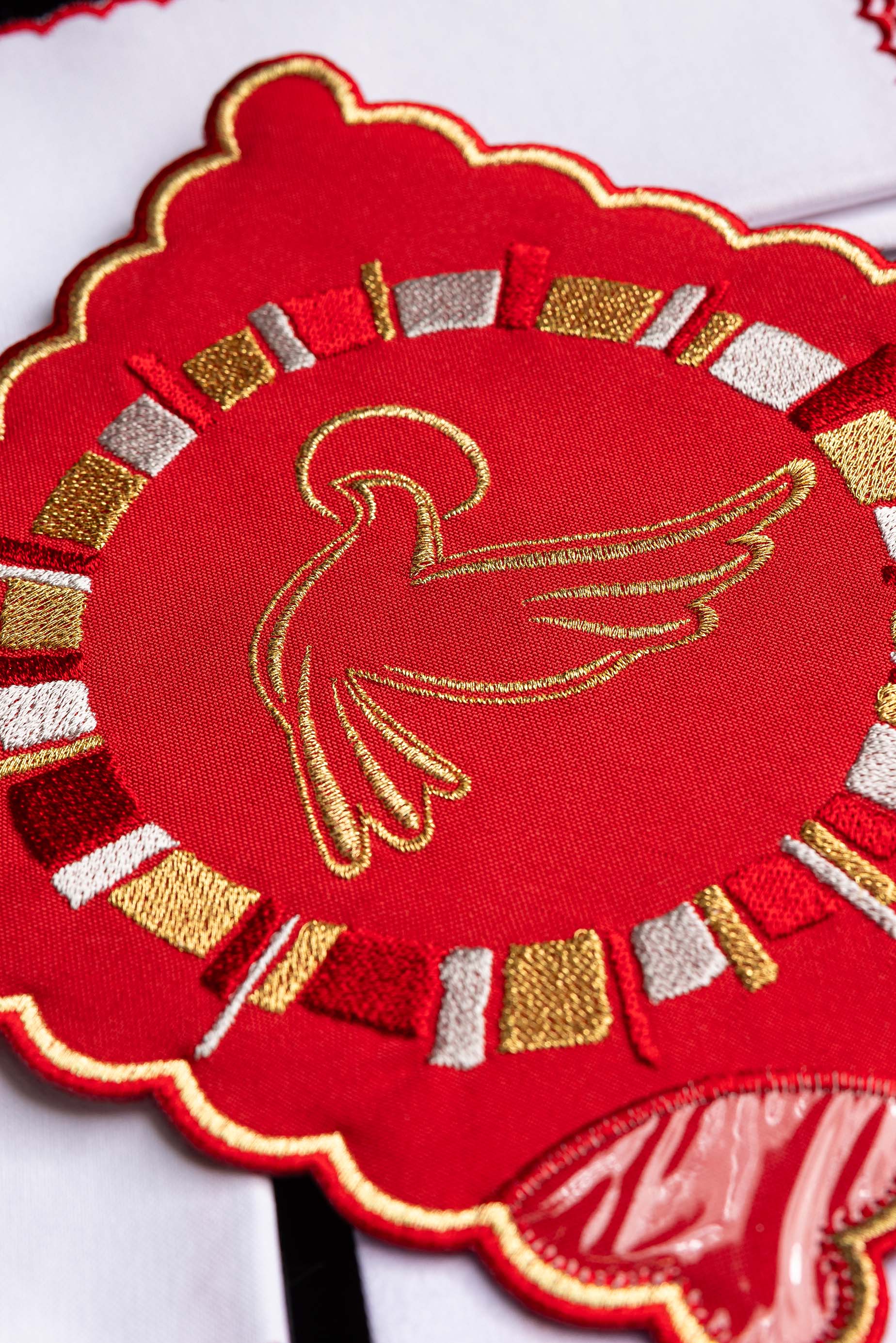Linge d'autel avec une broderie du Saint-Esprit