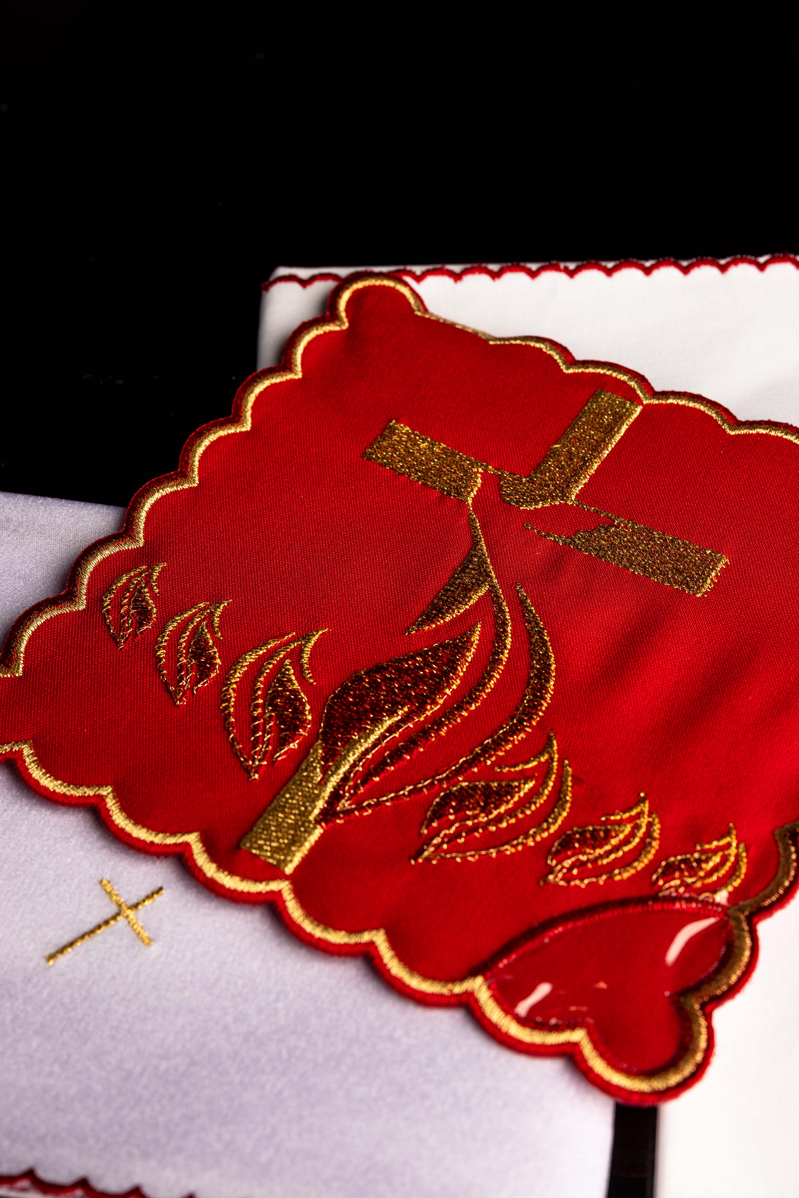 Linge d'autel brodé avec le motif du Saint-Esprit