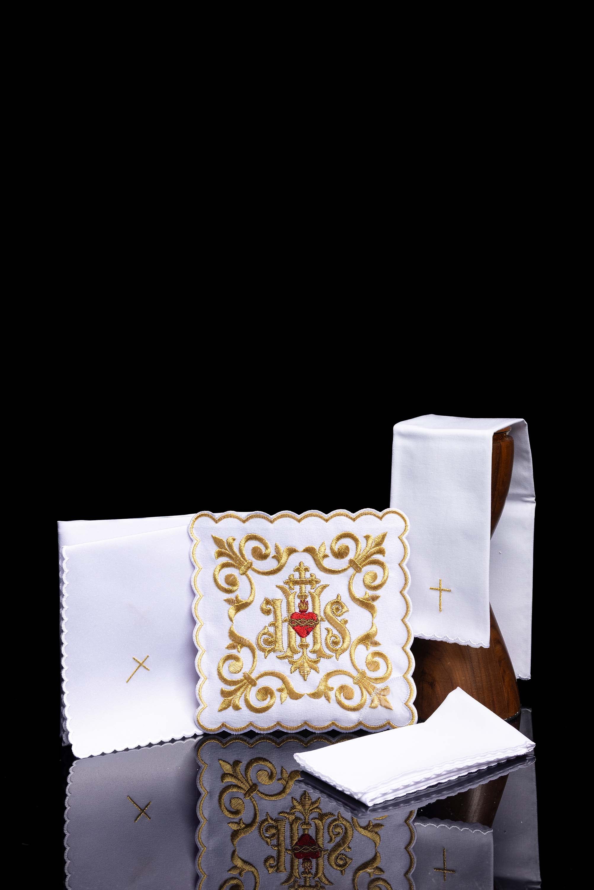 Ensemble de Linge d'autel richement décoré avec une broderie IHS