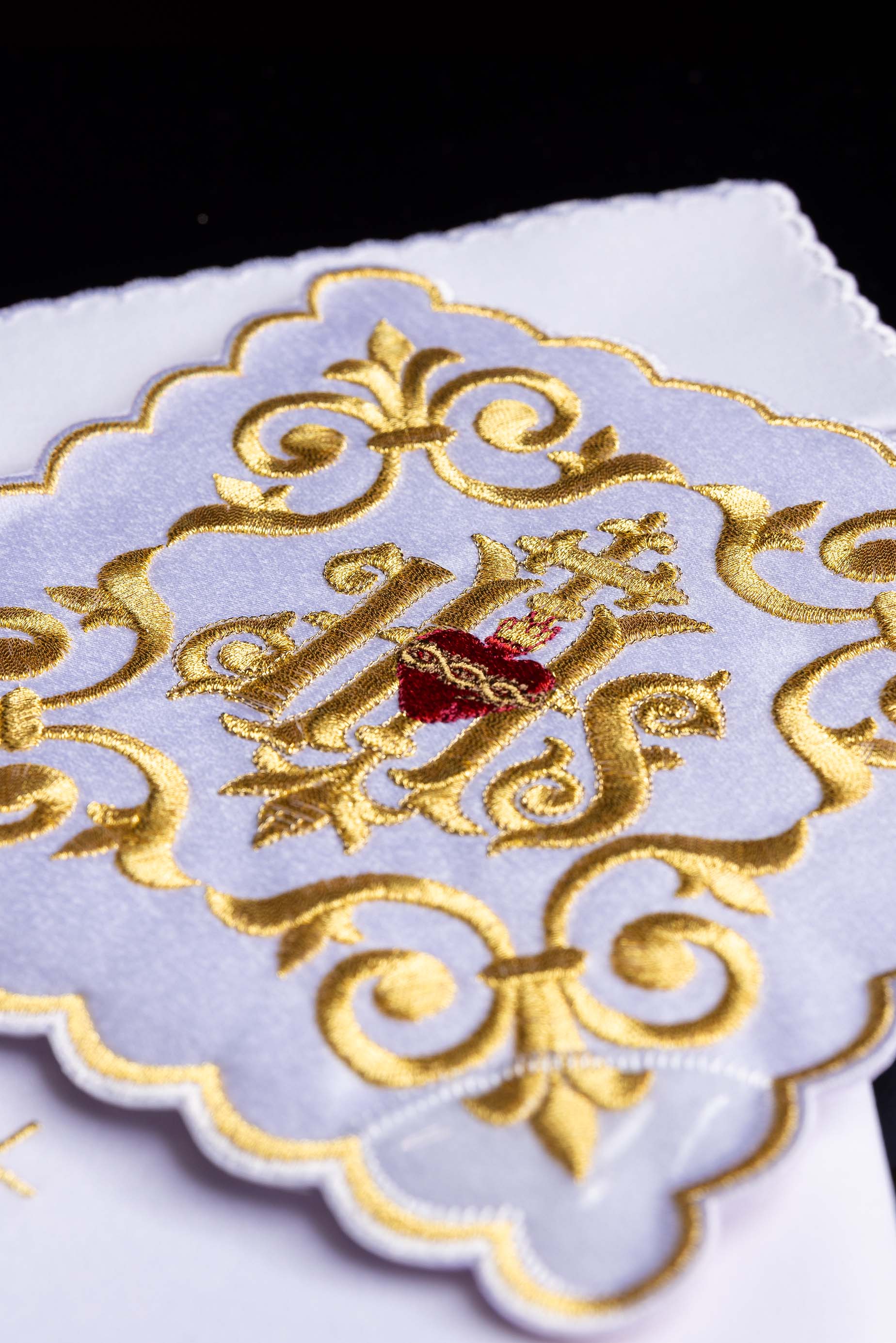 Ensemble de Linge d'autel richement décoré avec une broderie IHS