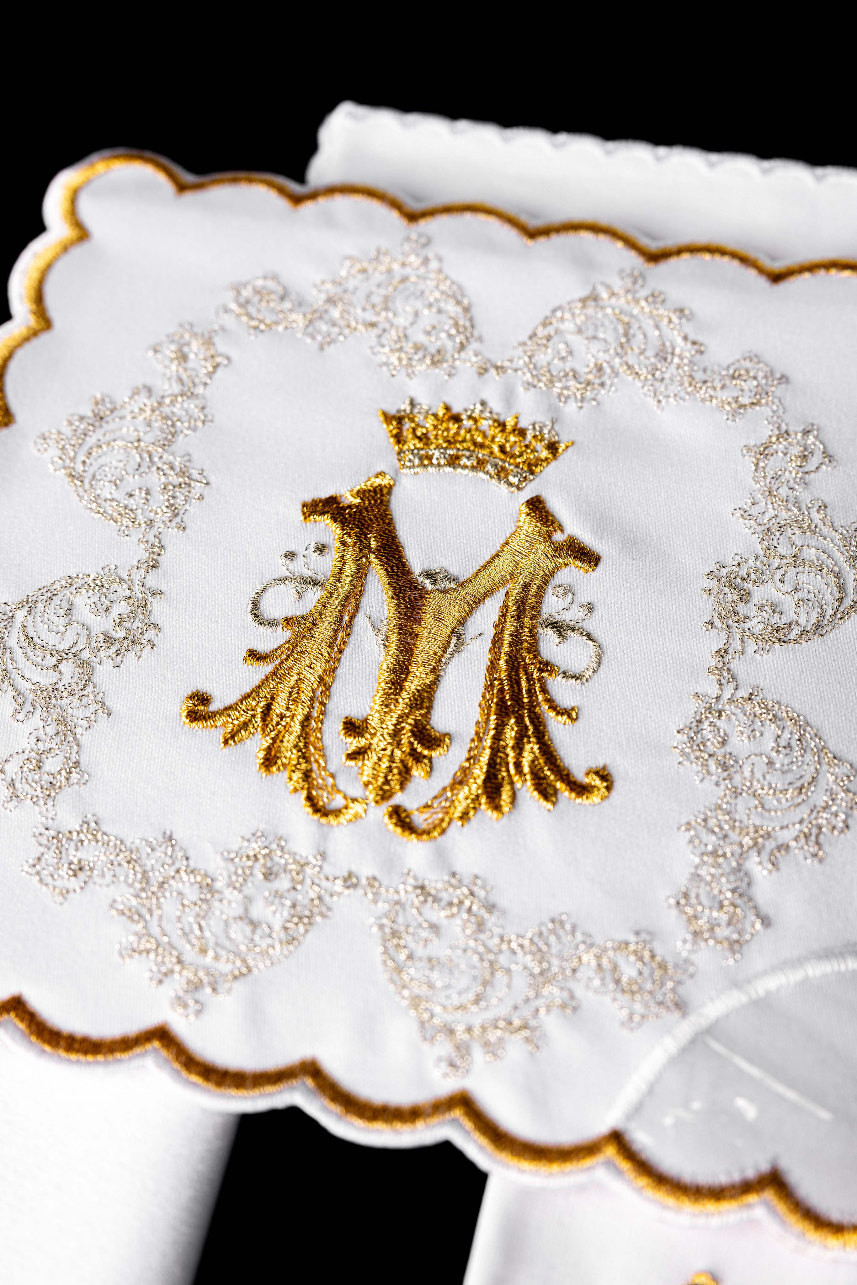 Linge d'autel brodé