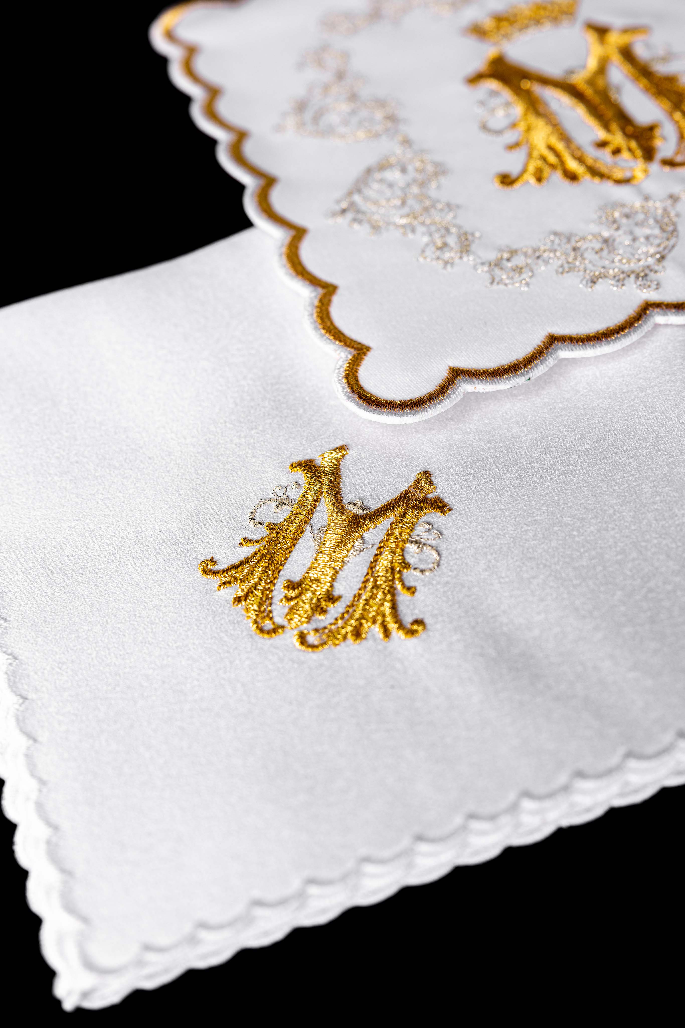 Linge d'autel brodé