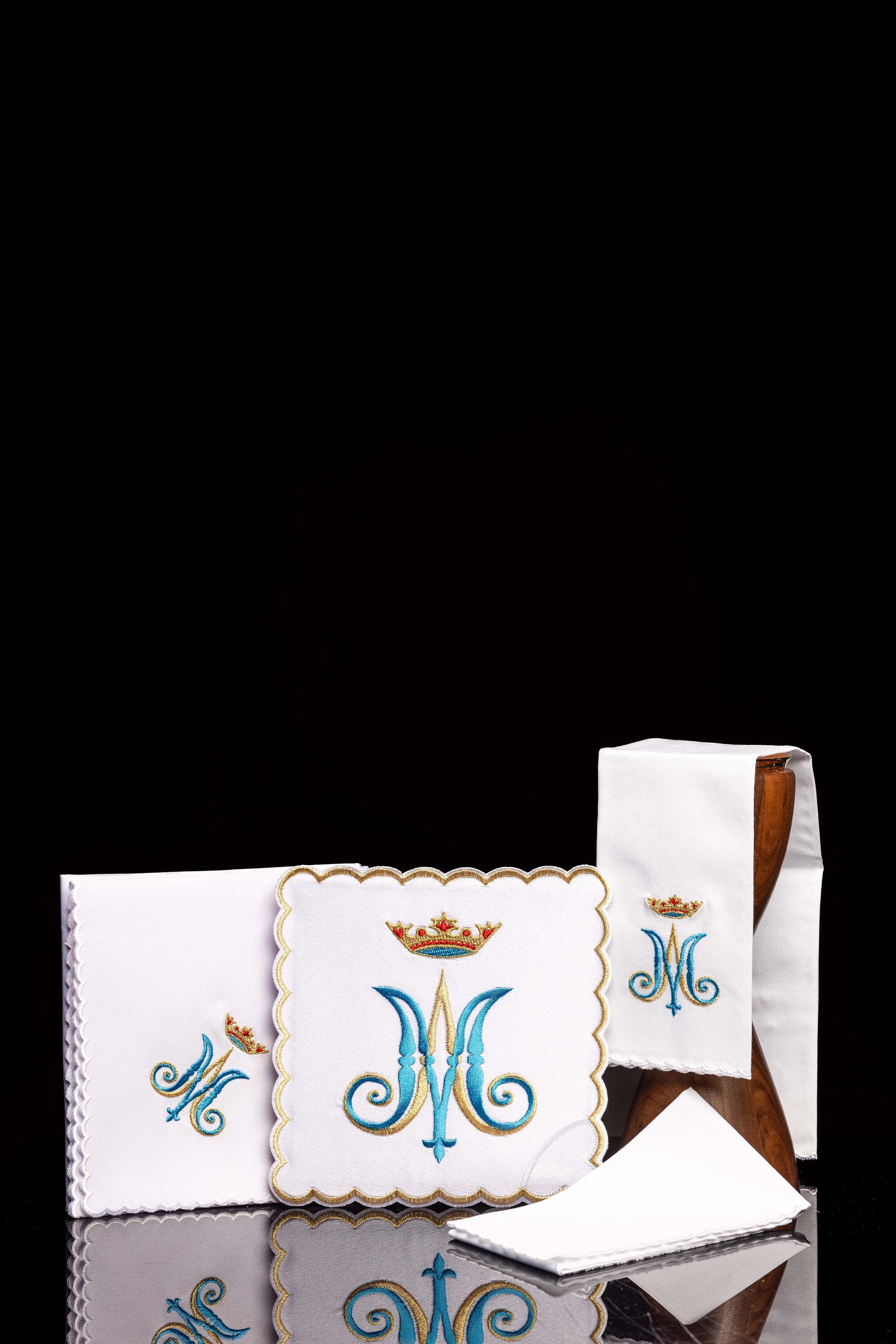 Linge d'autel brodé avec le motif marial