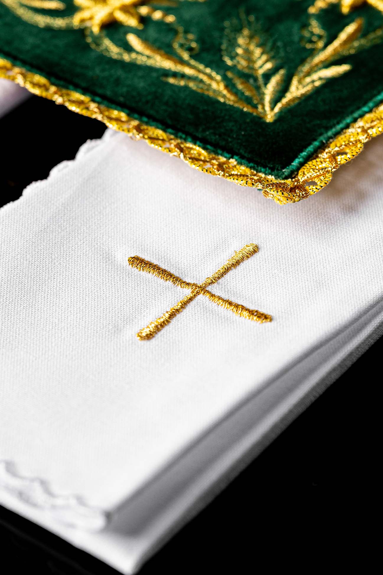Linge d'autel brodé broderie en croix velours vert