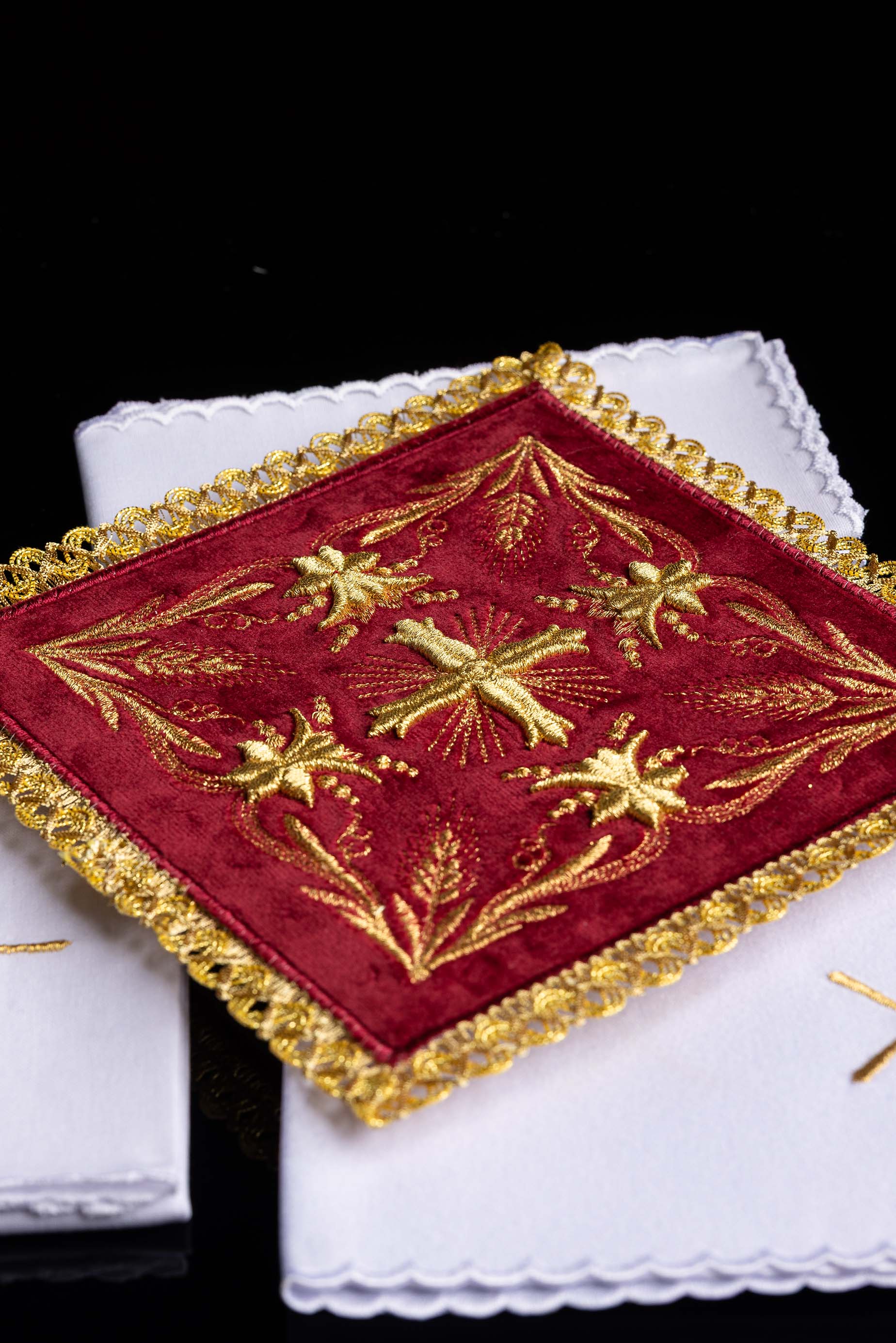 Linge d'autel brodé en velours bordeaux