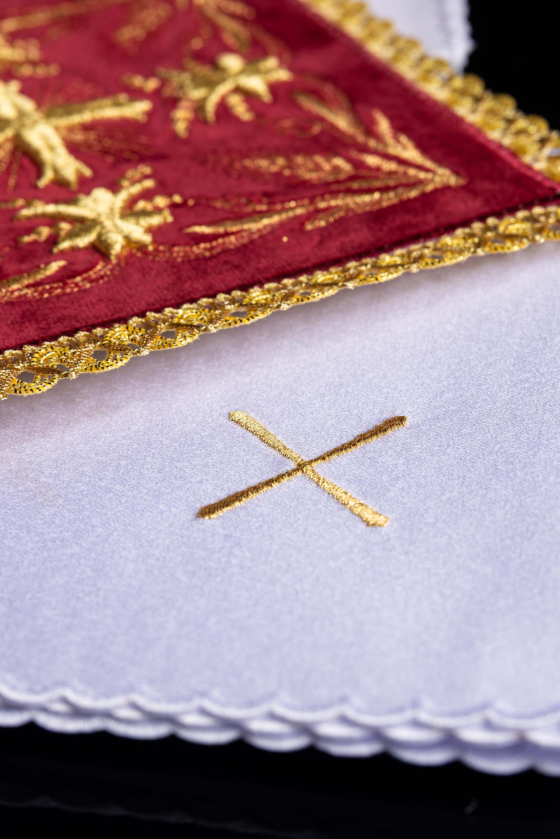 Linge d'autel brodé en velours bordeaux