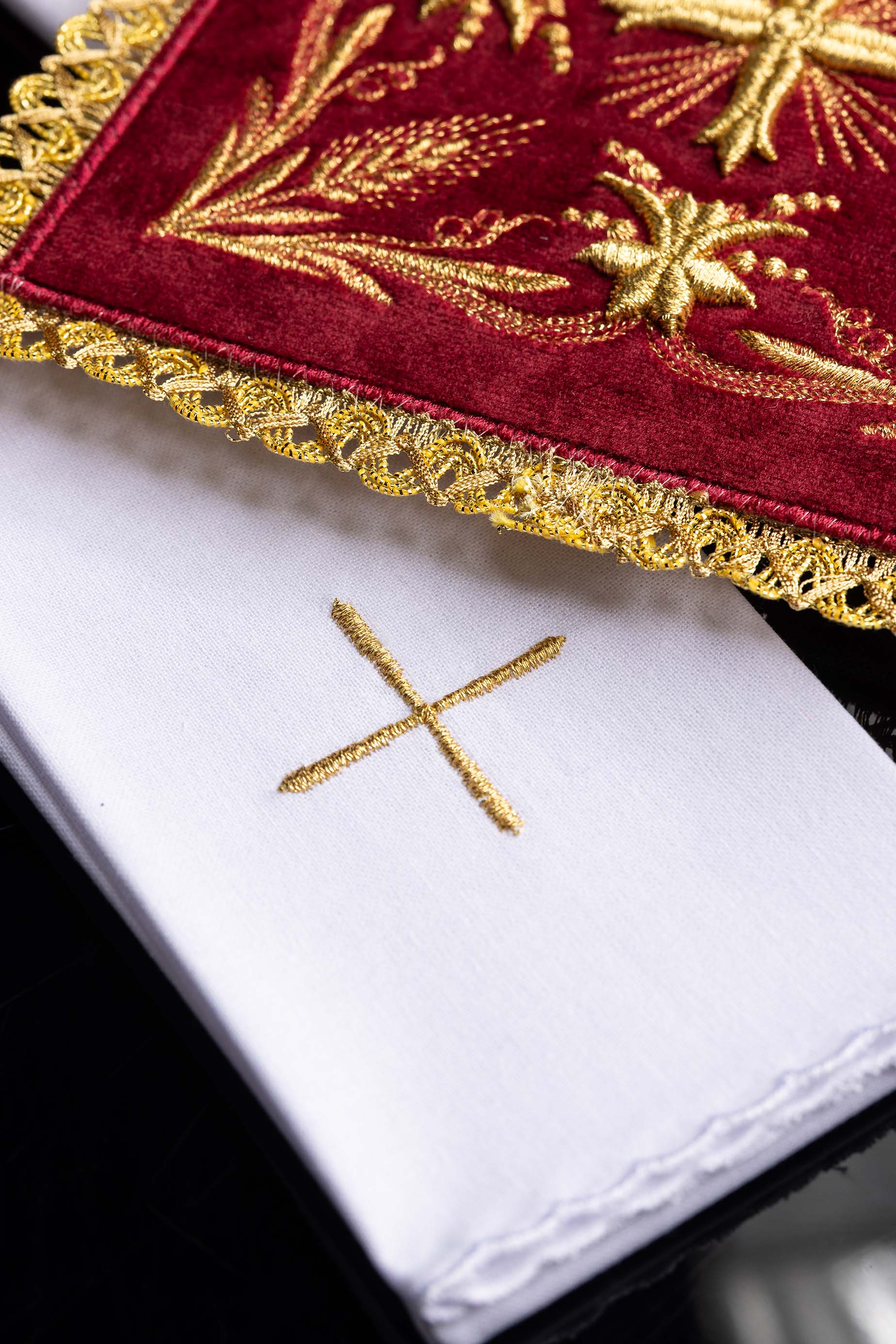 Linge d'autel brodé en velours bordeaux