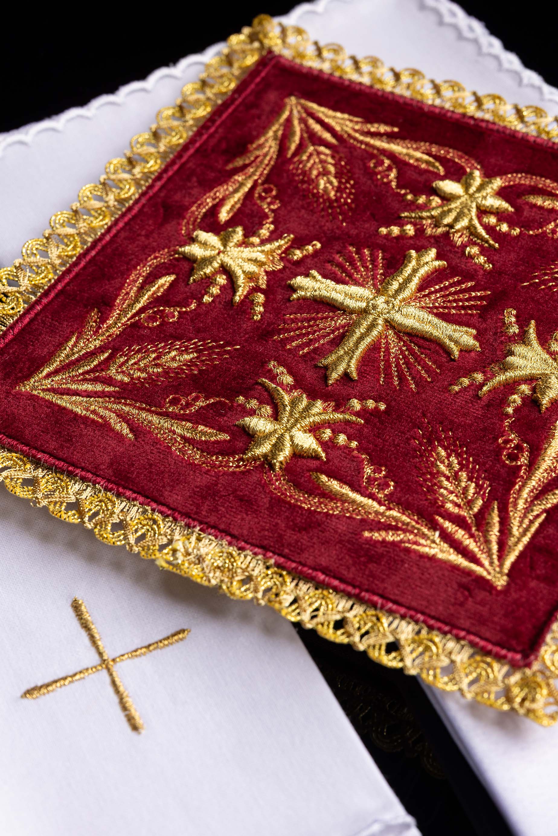 Linge d'autel brodé en velours bordeaux