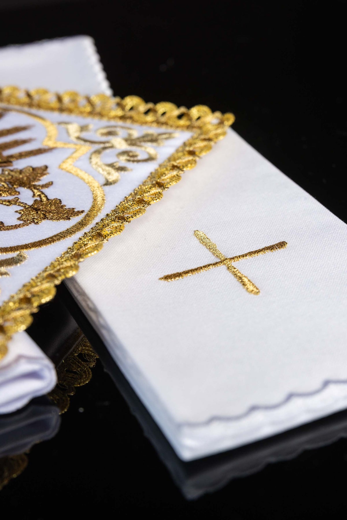 Linge d’autel brodé avec le symbole PAX