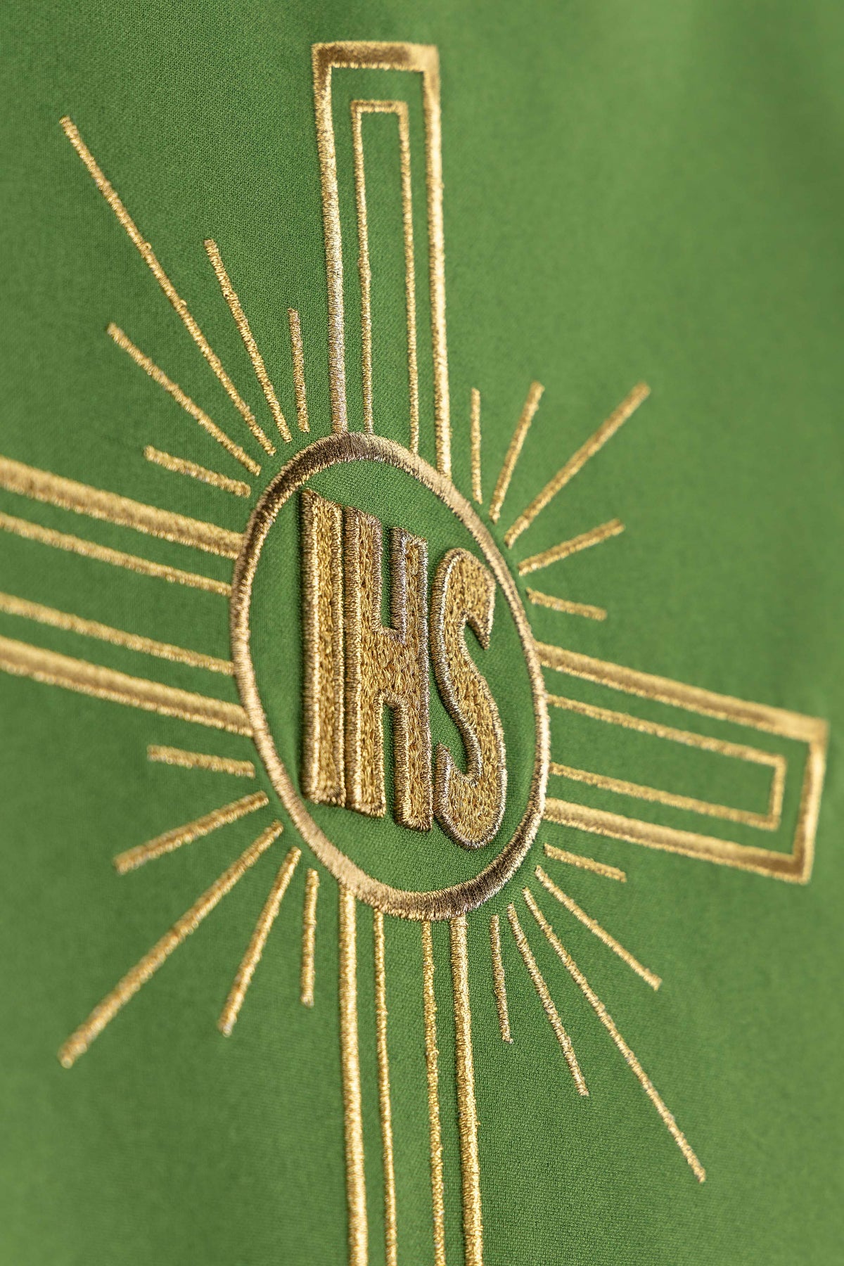 Parement d’ambon vert avec motif de croix brodé