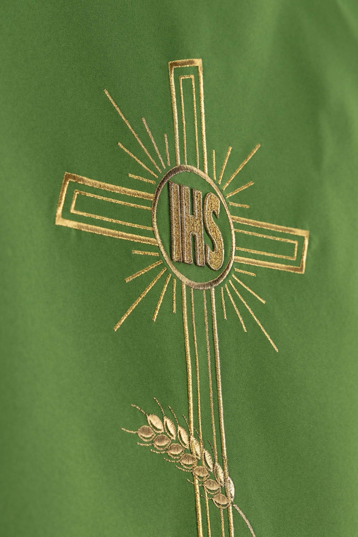 Parement d’ambon vert avec motif de croix brodé