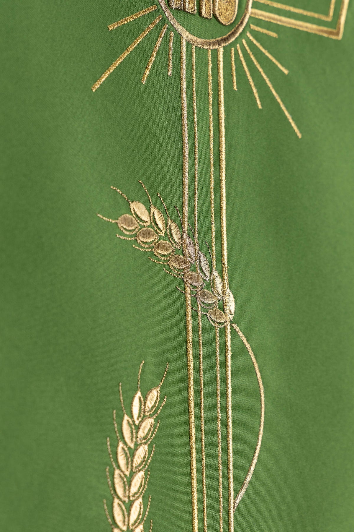 Parement d’ambon vert avec motif de croix brodé