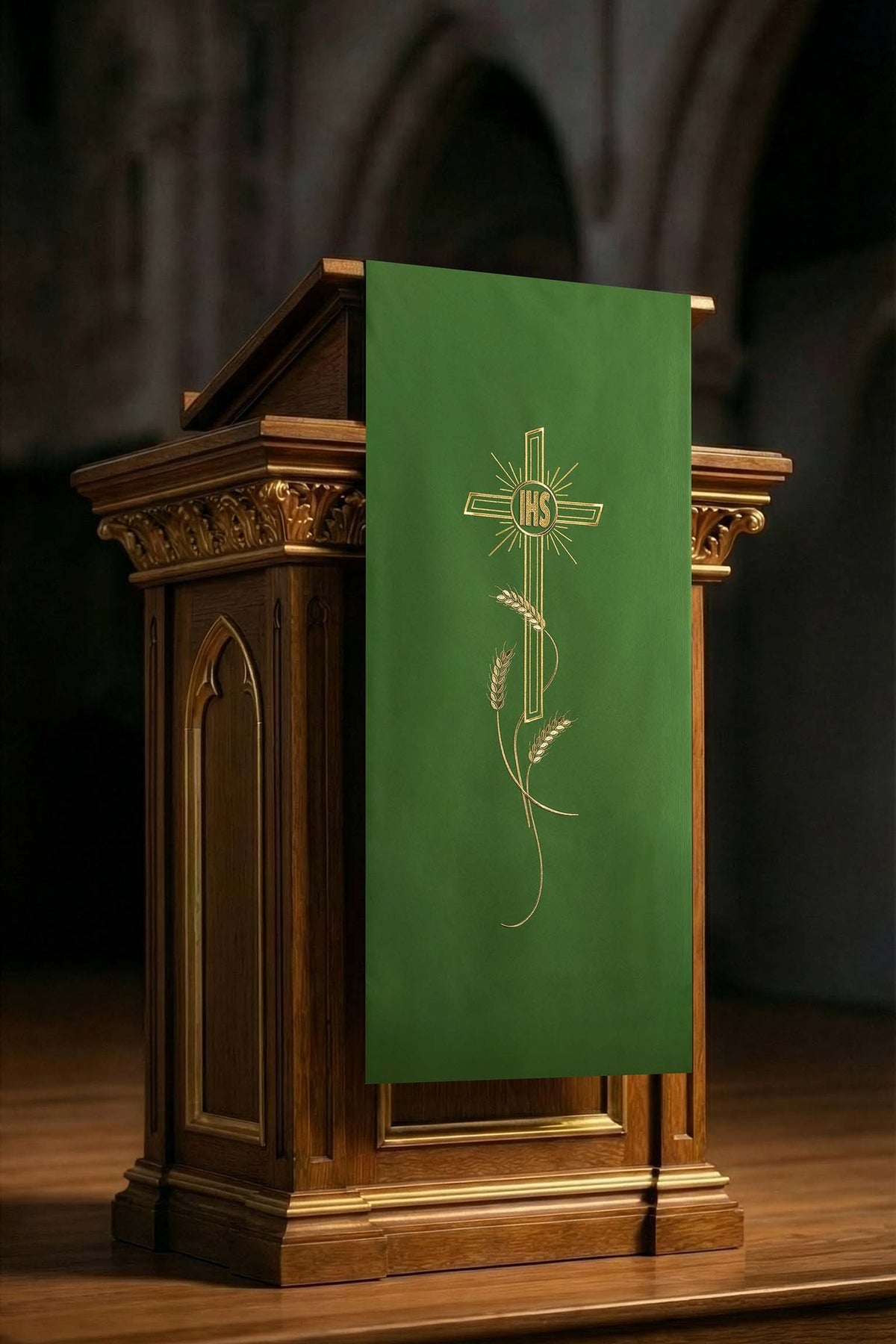 Parement d’ambon vert avec motif de croix brodé