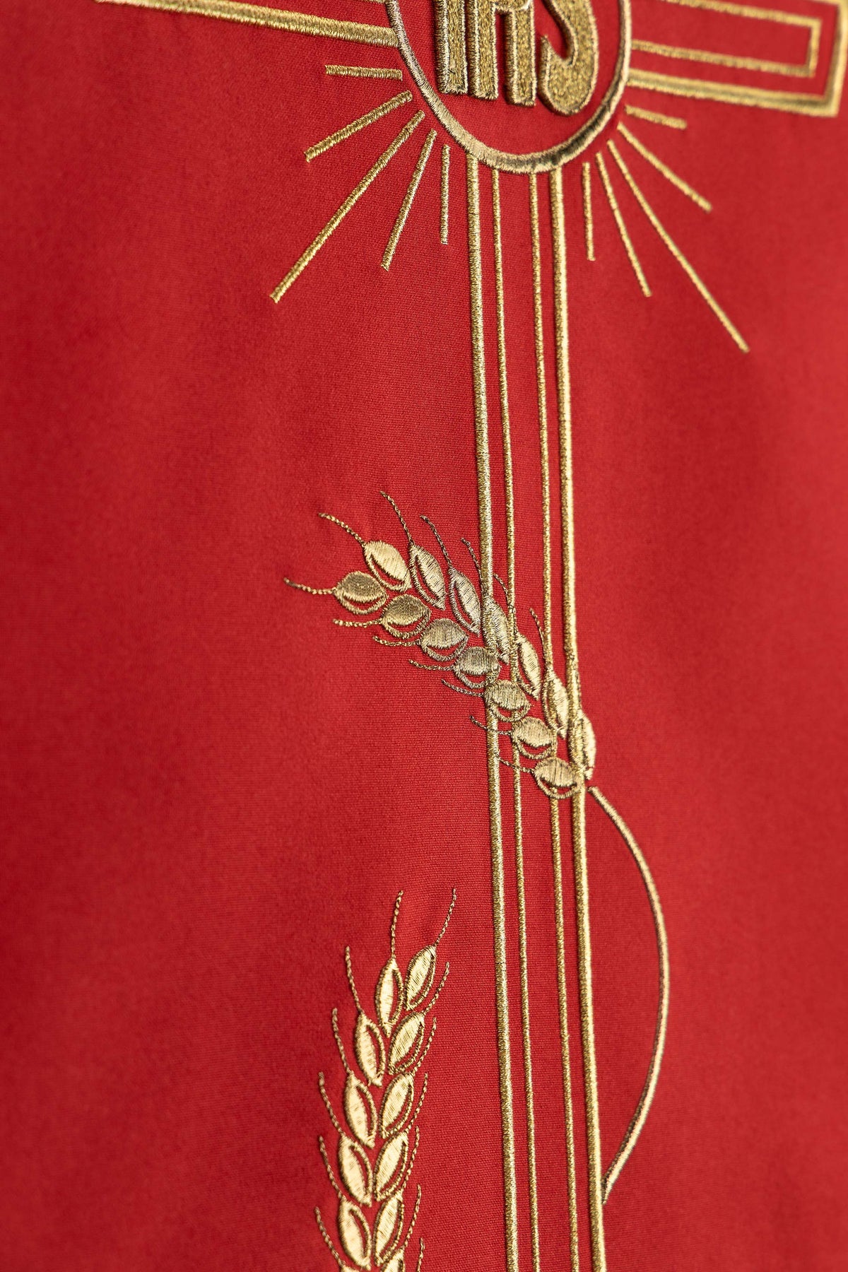 Parement d’ambon rouge avec motif de croix brodé