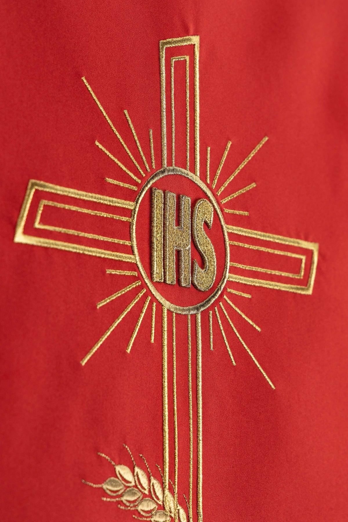 Parement d’ambon rouge avec motif de croix brodé