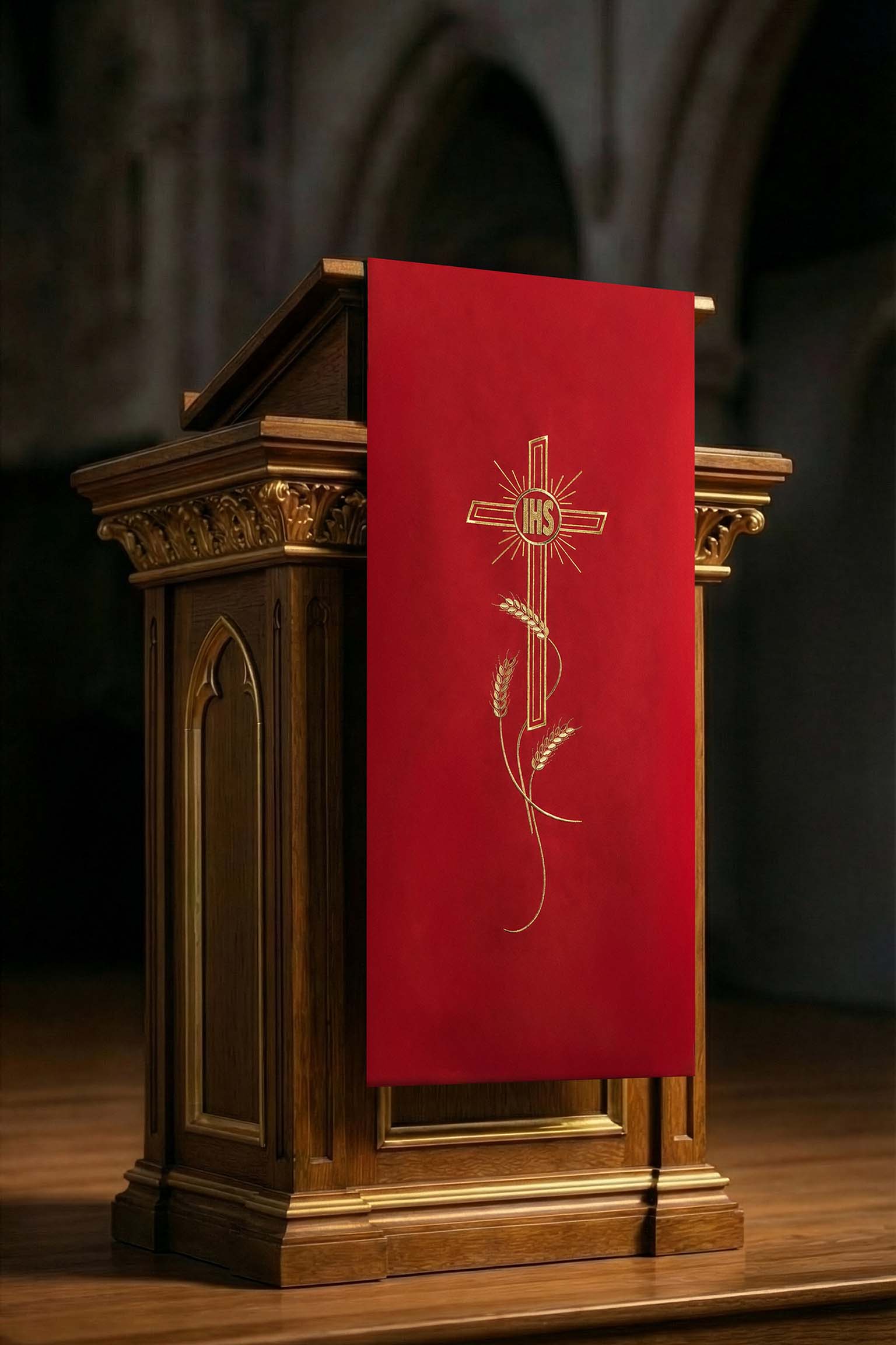 Parement d’ambon rouge avec motif de croix brodé
