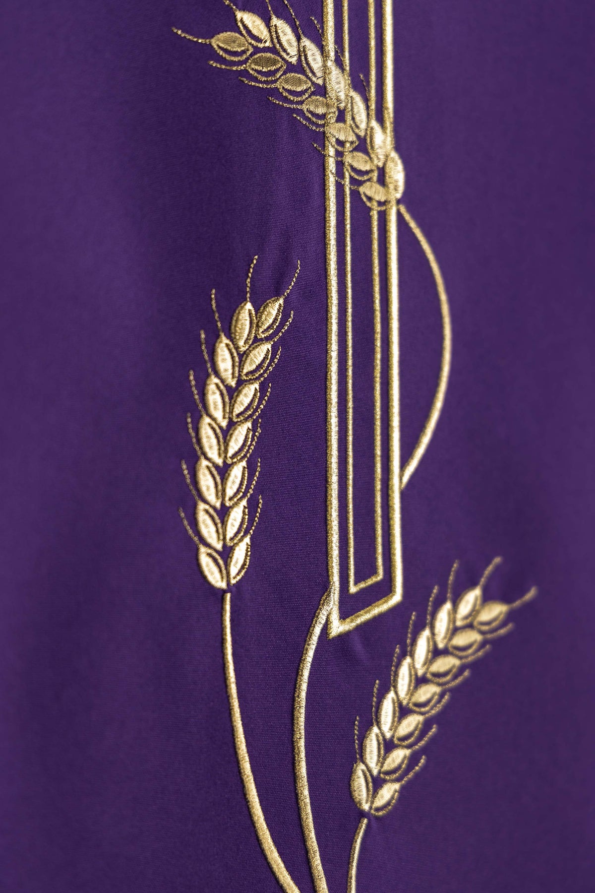 Parement d’ambon violet avec motif de croix brodé