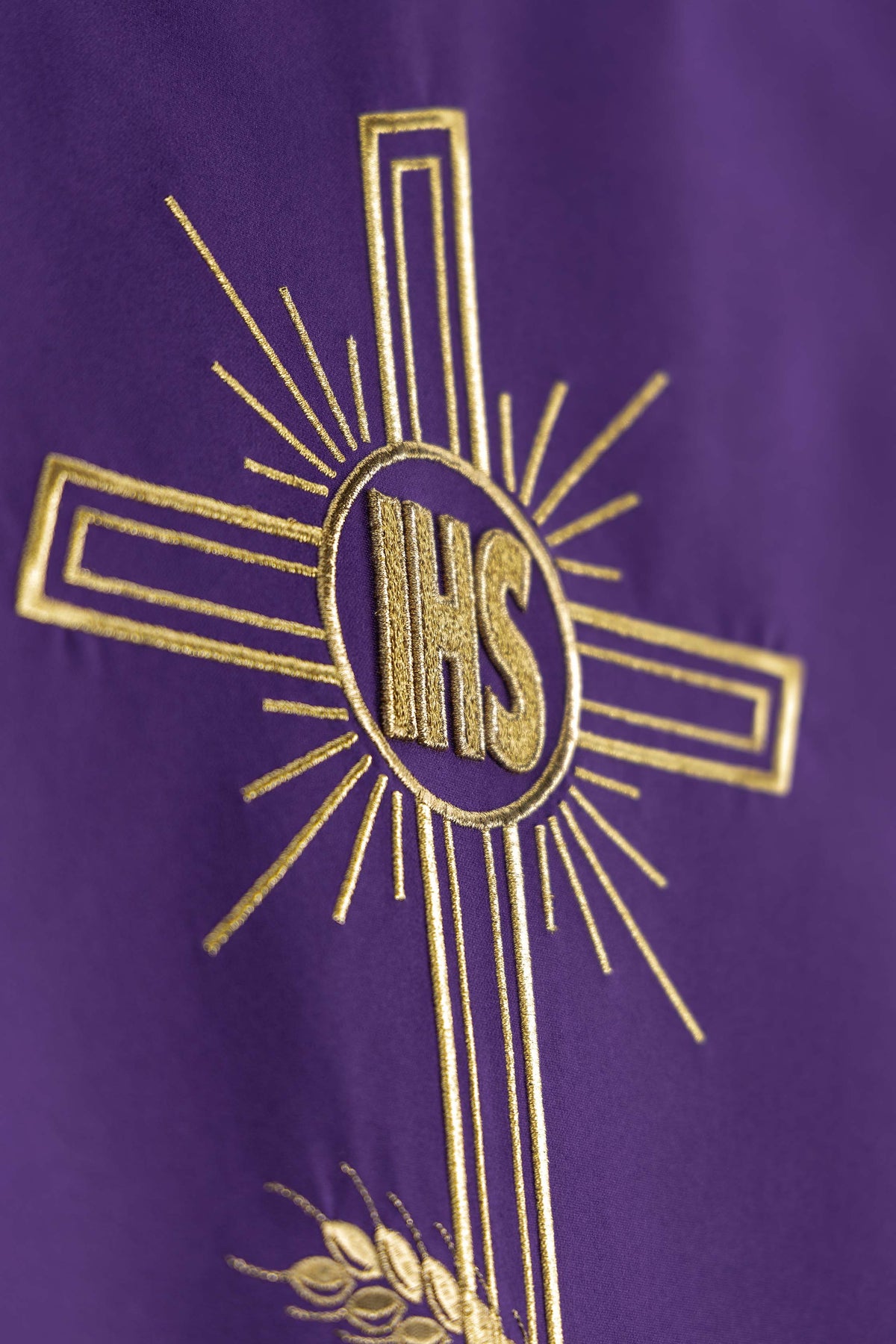Parement d’ambon violet avec motif de croix brodé