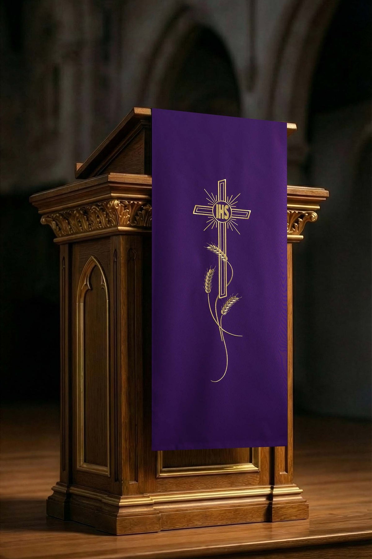 Parement d’ambon violet avec motif de croix brodé
