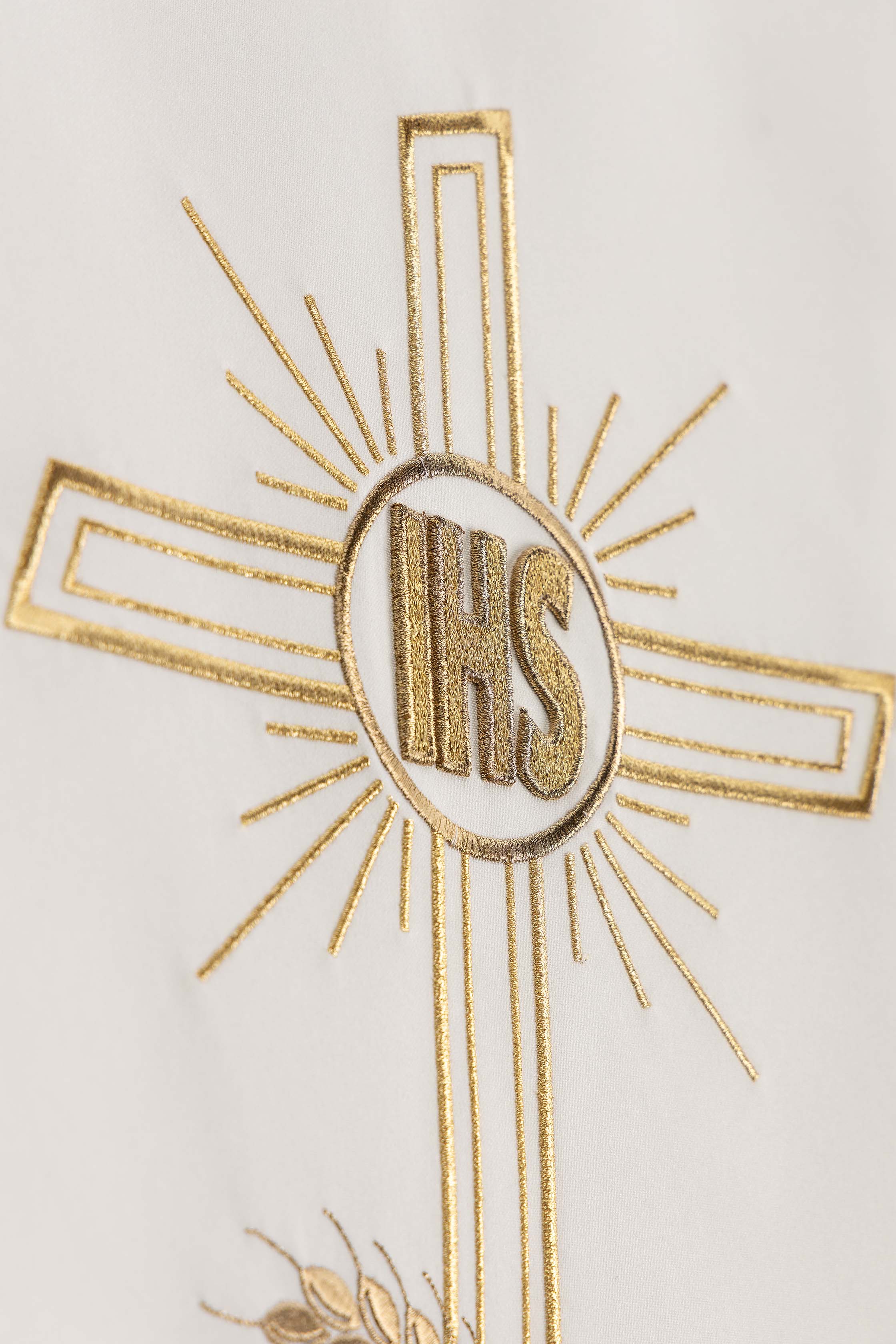 Parement d’ambon écru avec motif de croix brodé