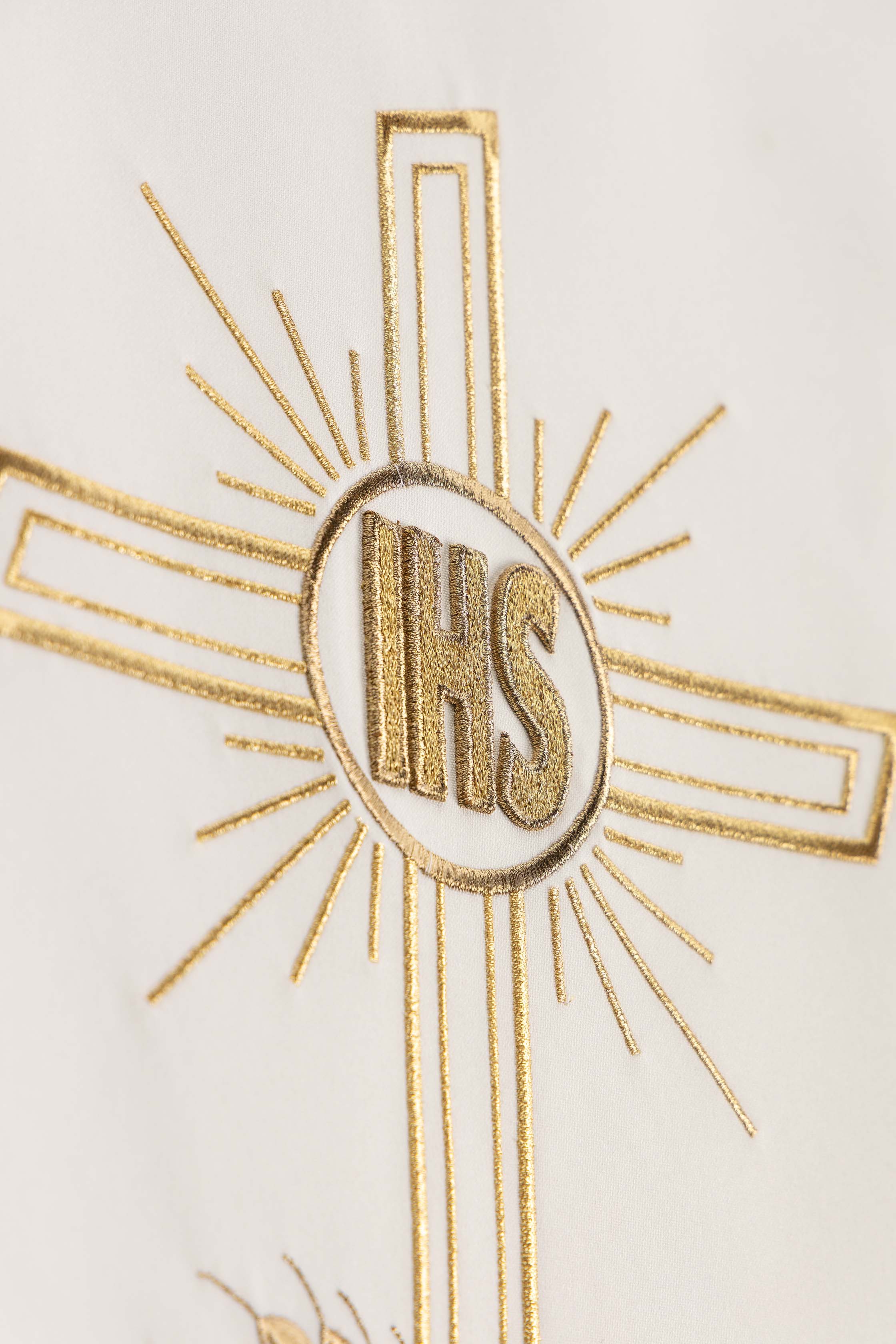 Parement d’ambon écru avec motif de croix brodé