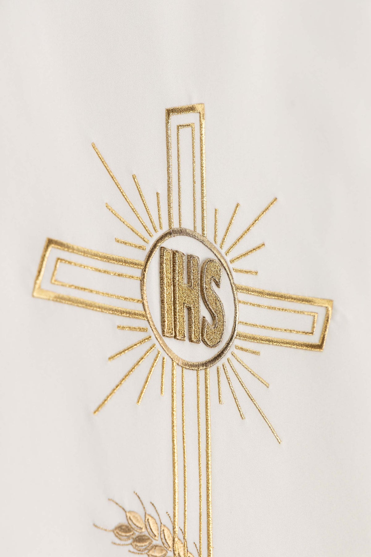 Parement d’ambon écru avec motif de croix brodé