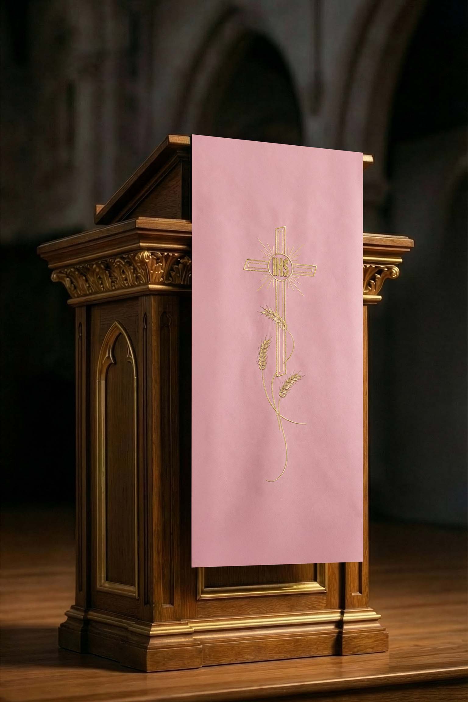 Parement d’ambon rose avec motif de croix brodé