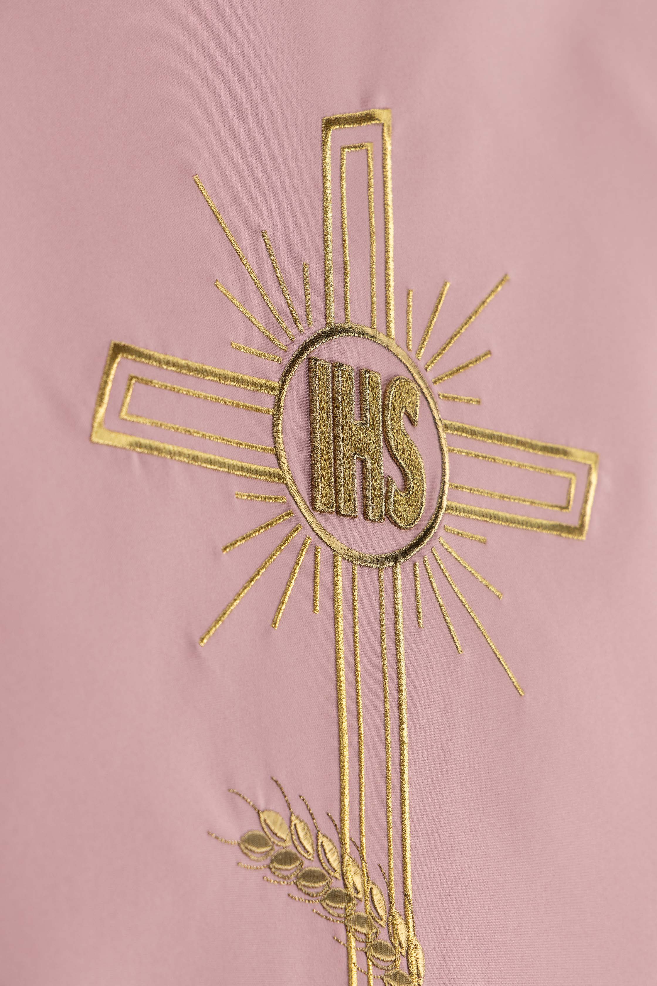 Parement d’ambon rose avec motif de croix brodé