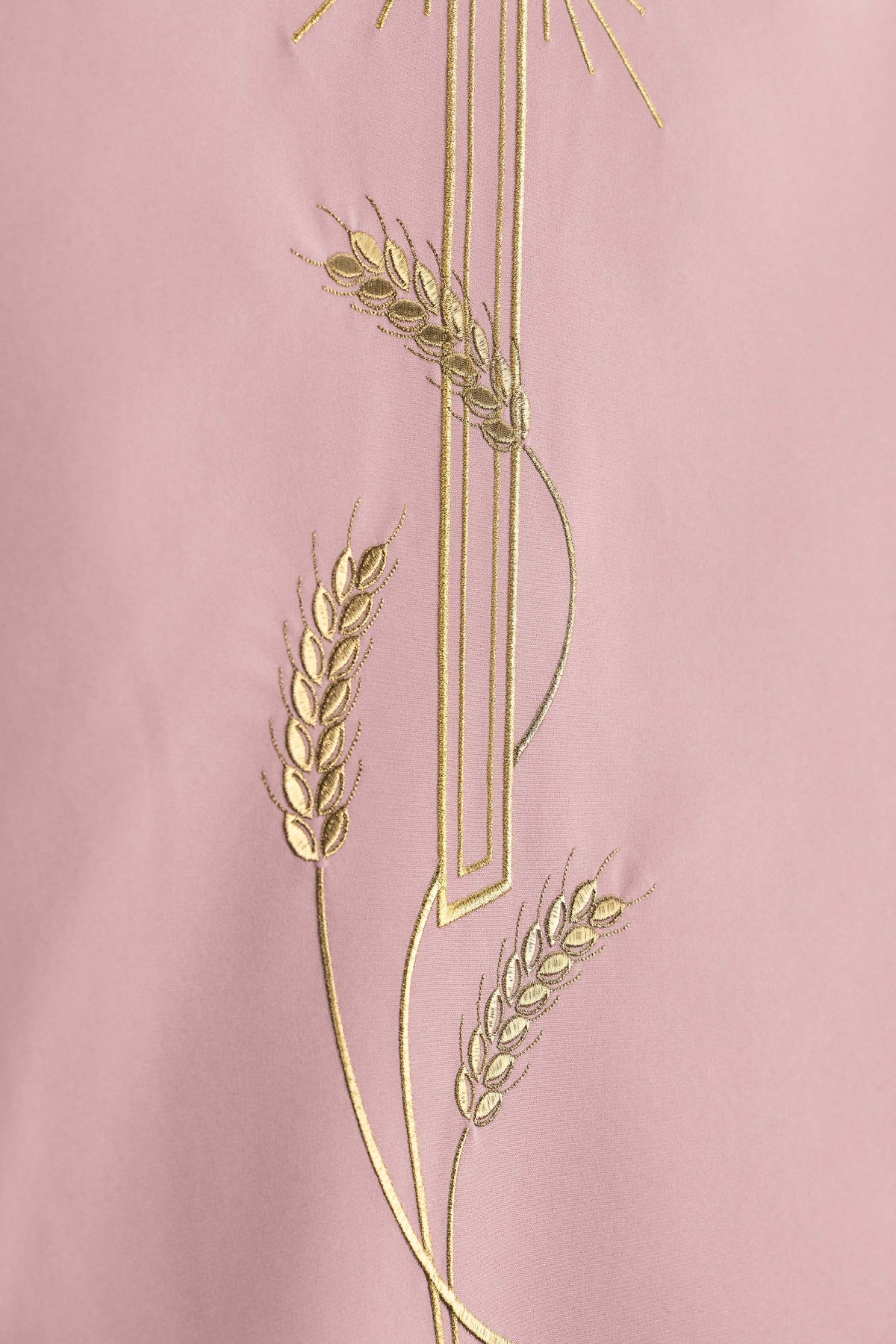 Parement d’ambon rose avec motif de croix brodé