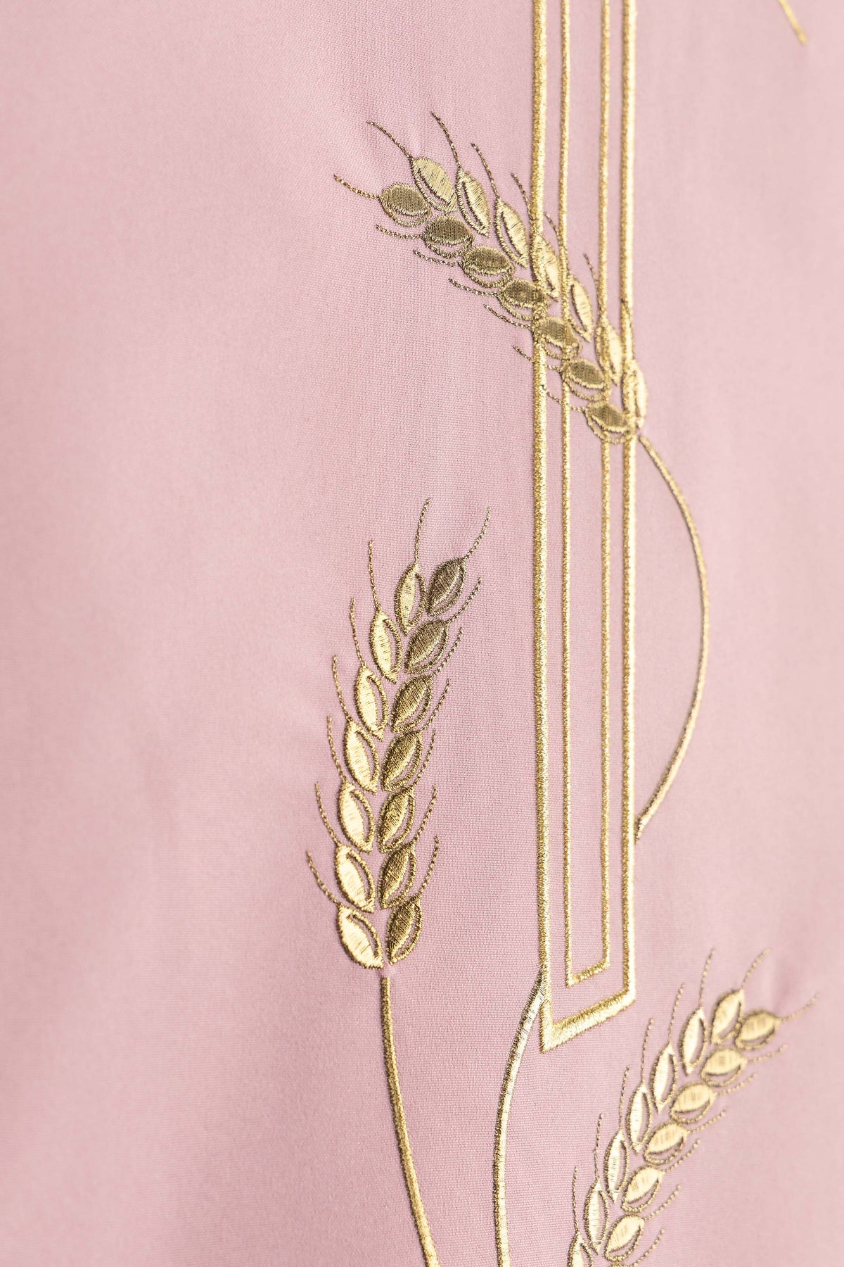 Parement d’ambon rose avec motif de croix brodé