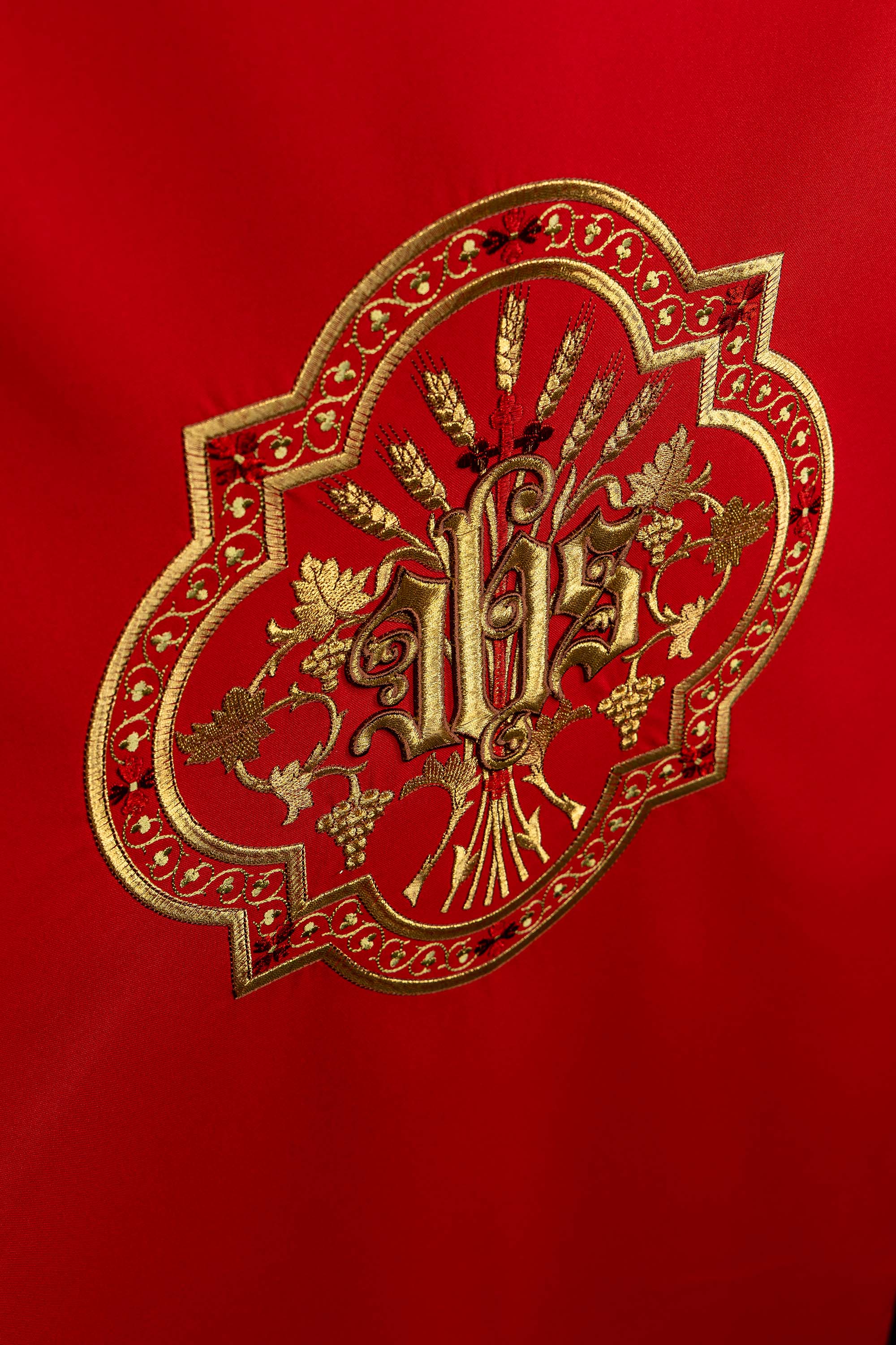 Rouge voile de lutrin brodée or JHS