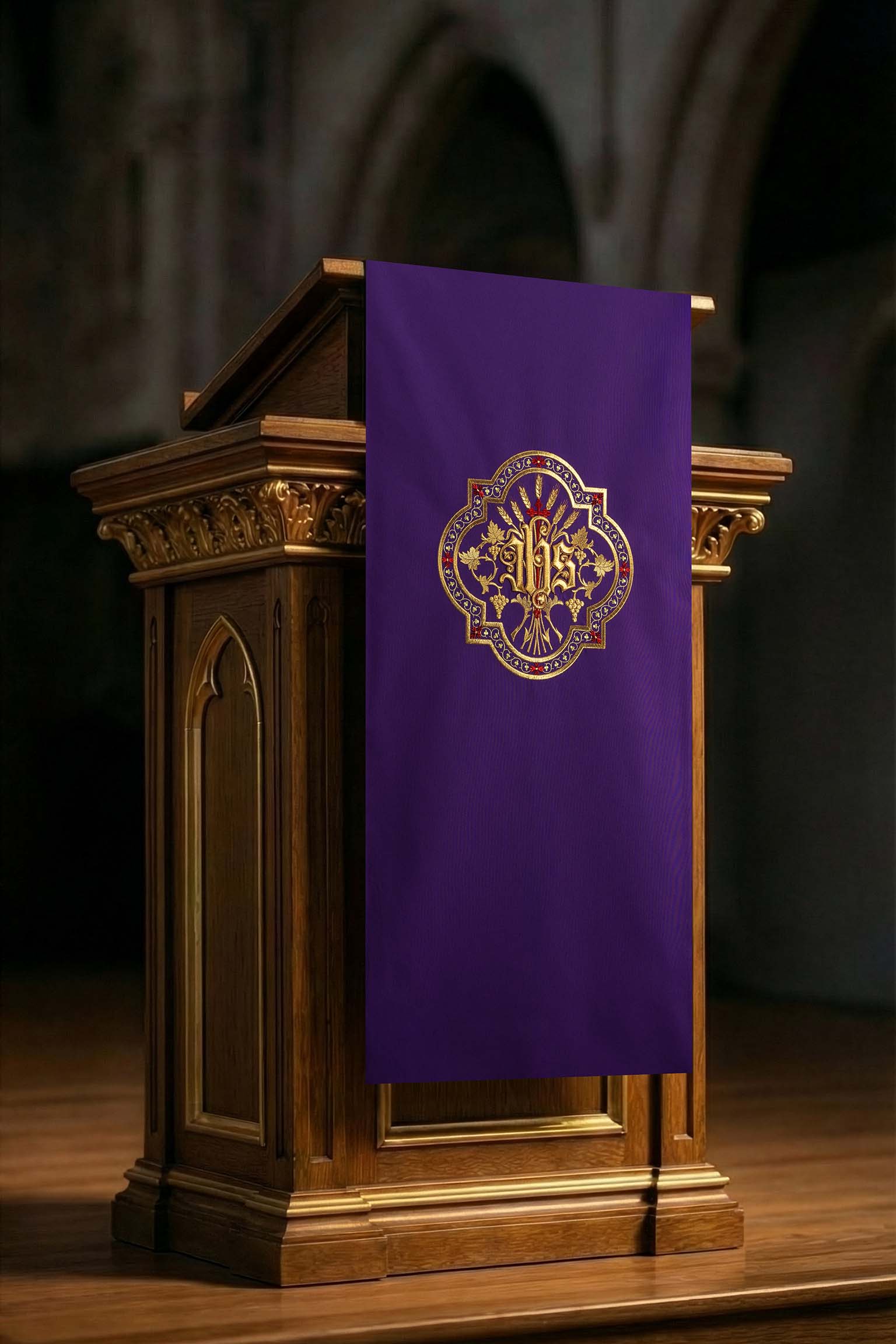 Parement d’ambon violet avec motif IHS brodé