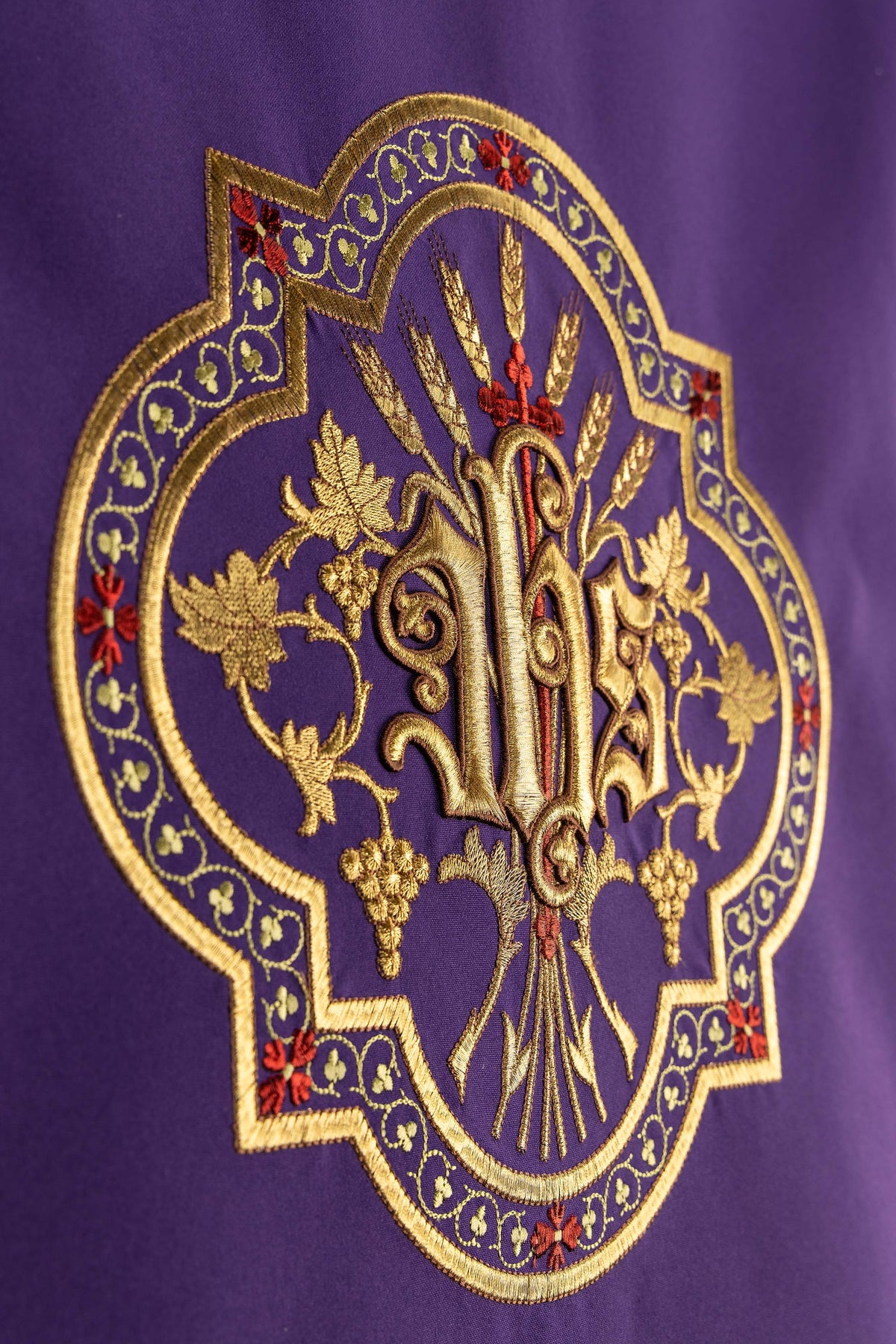 Parement d’ambon violet avec motif IHS brodé