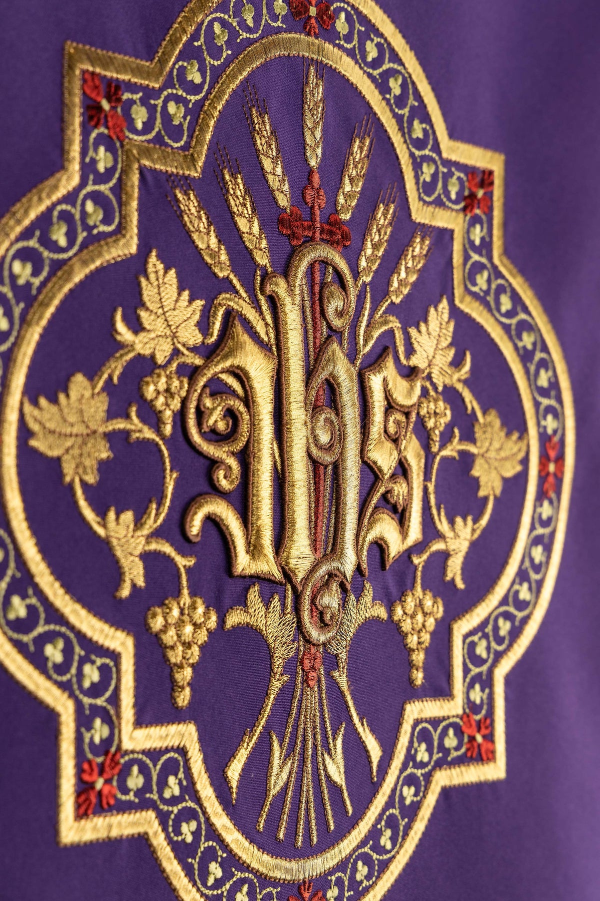 Parement d’ambon violet avec motif IHS brodé