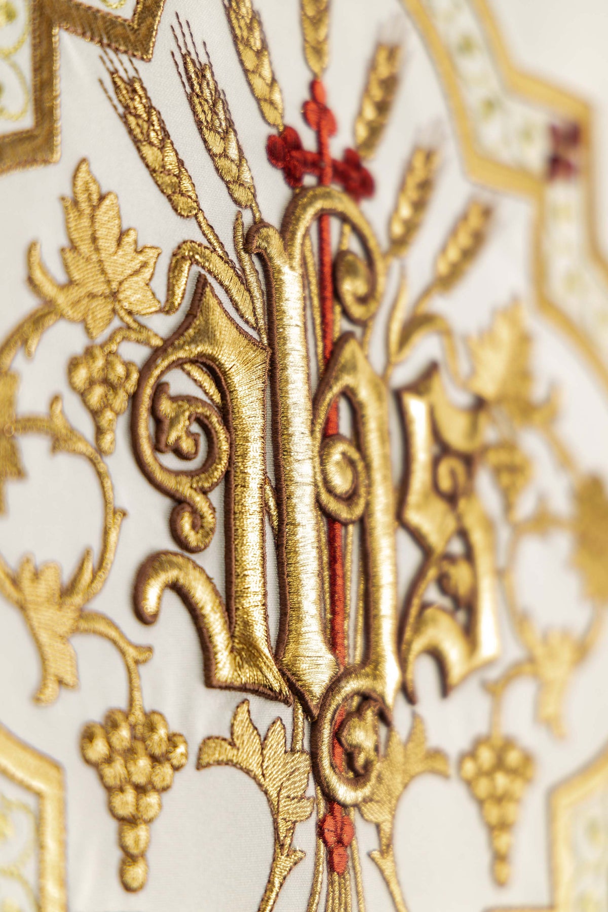 Parement d’ambon écru avec motif IHS brodé