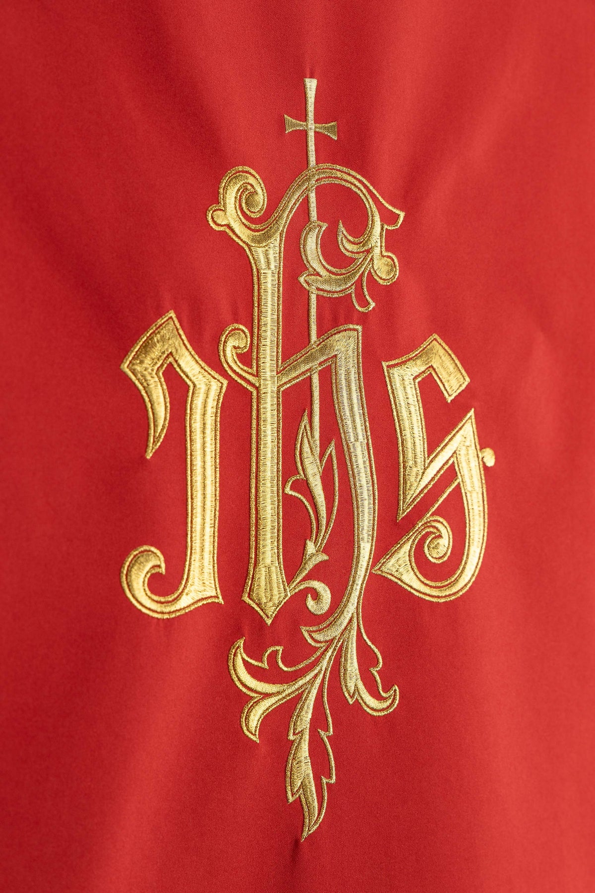 Parement d’ambon rouge avec motif IHS brodé