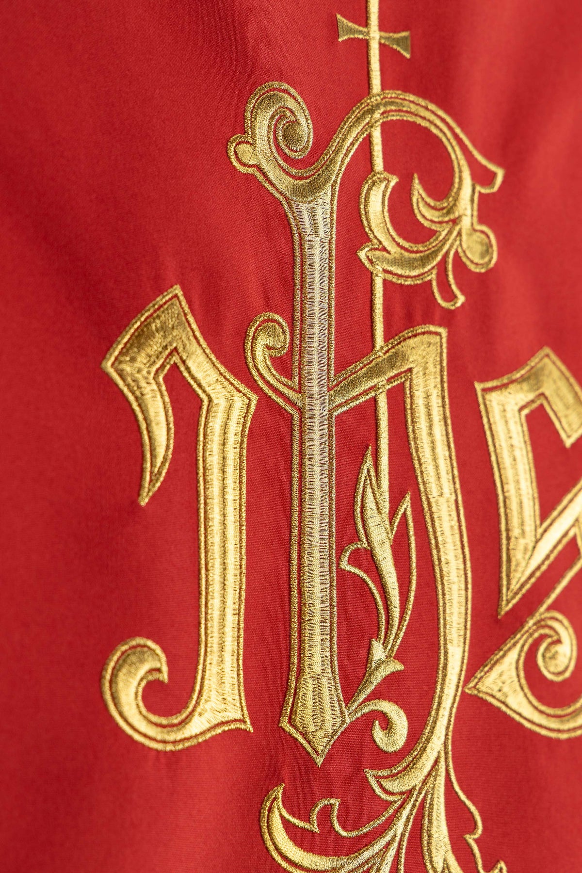Parement d’ambon rouge avec motif IHS brodé