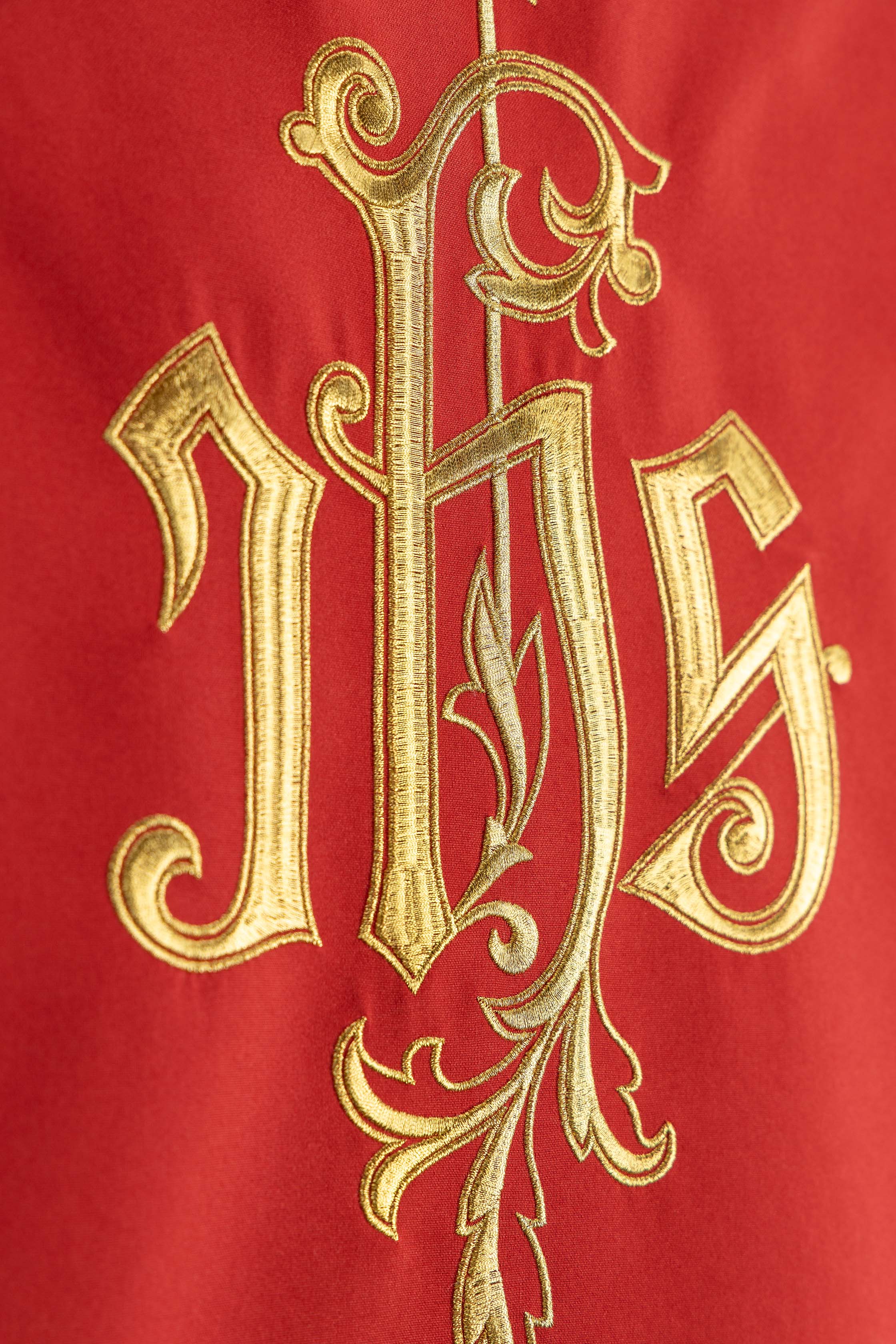 Parement d’ambon rouge avec motif IHS brodé