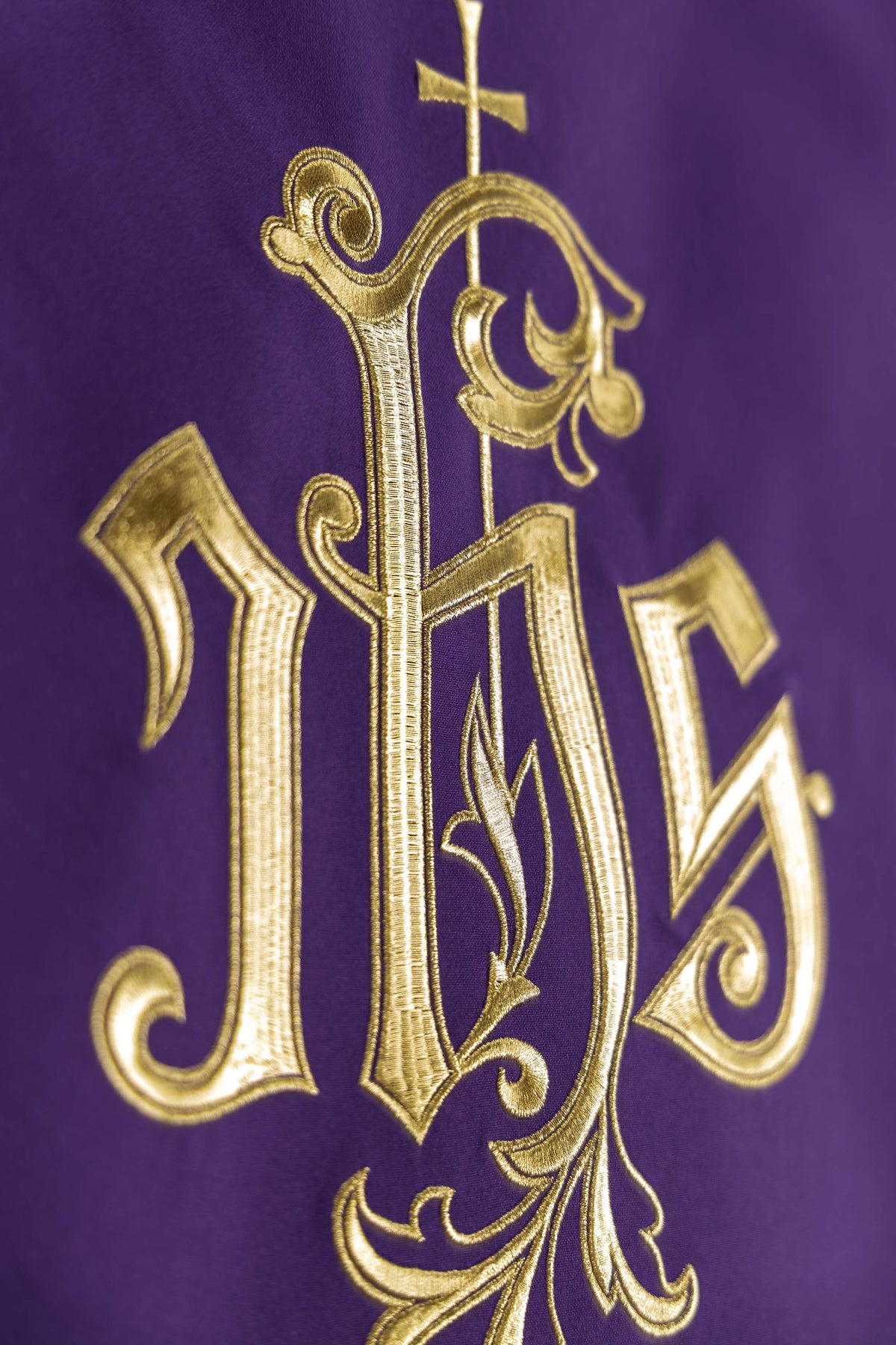 Parement d’ambon violet avec motif IHS brodé