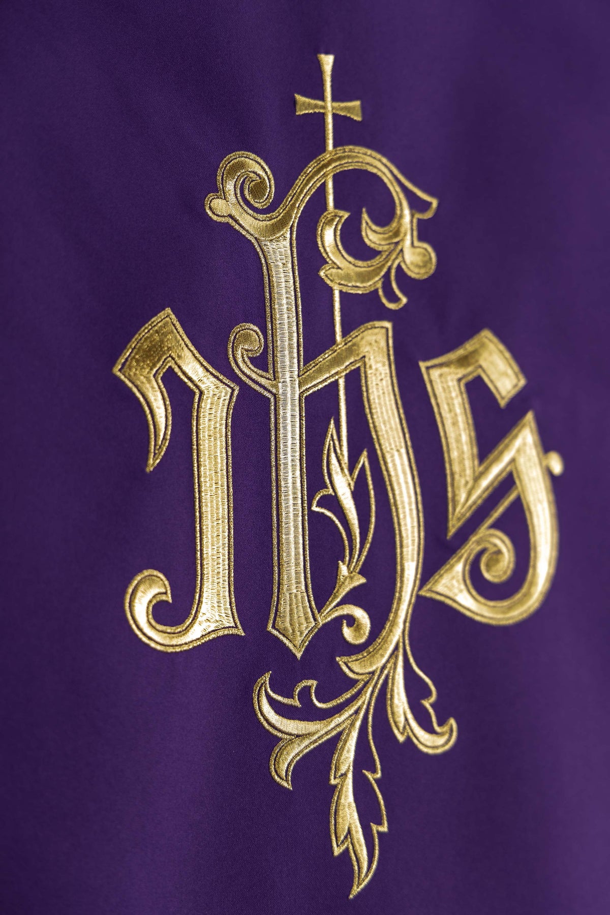 Parement d’ambon violet avec motif IHS brodé