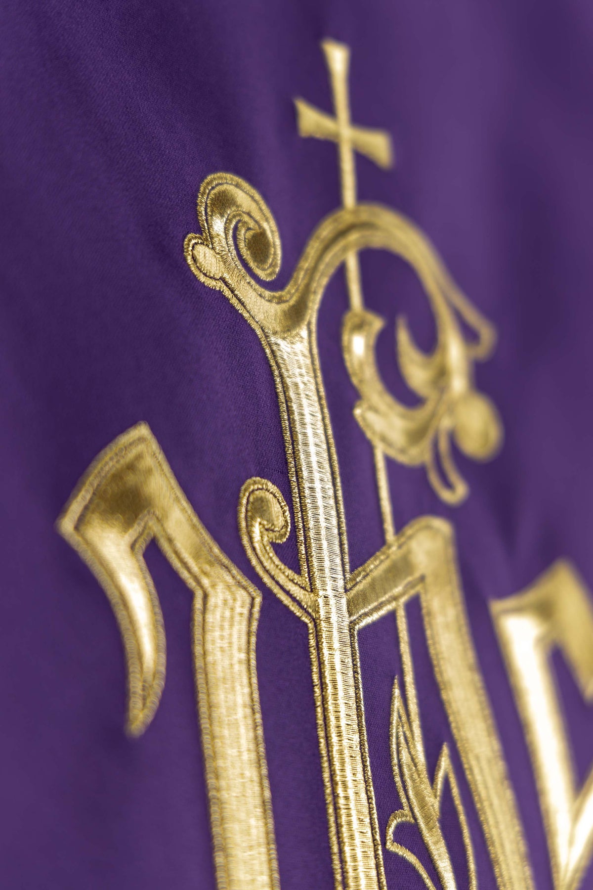 Parement d’ambon violet avec motif IHS brodé