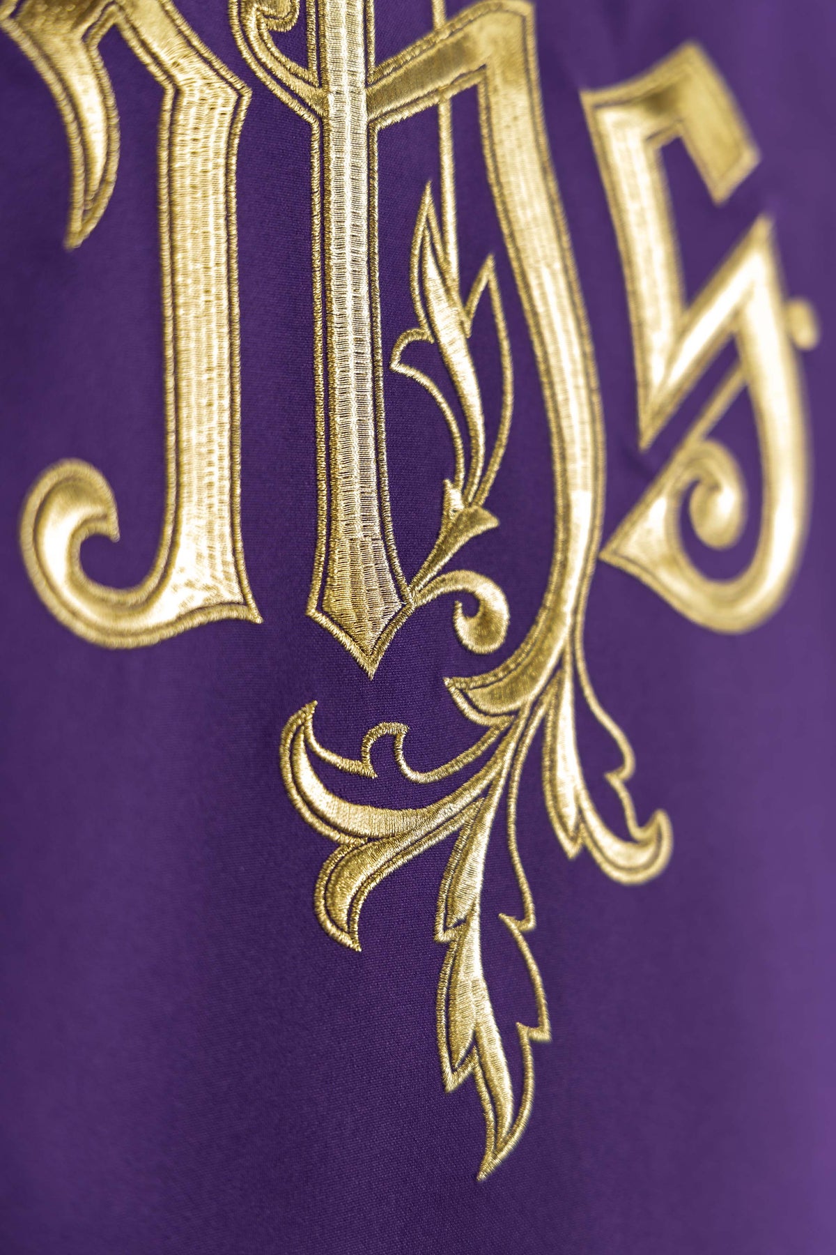 Parement d’ambon violet avec motif IHS brodé