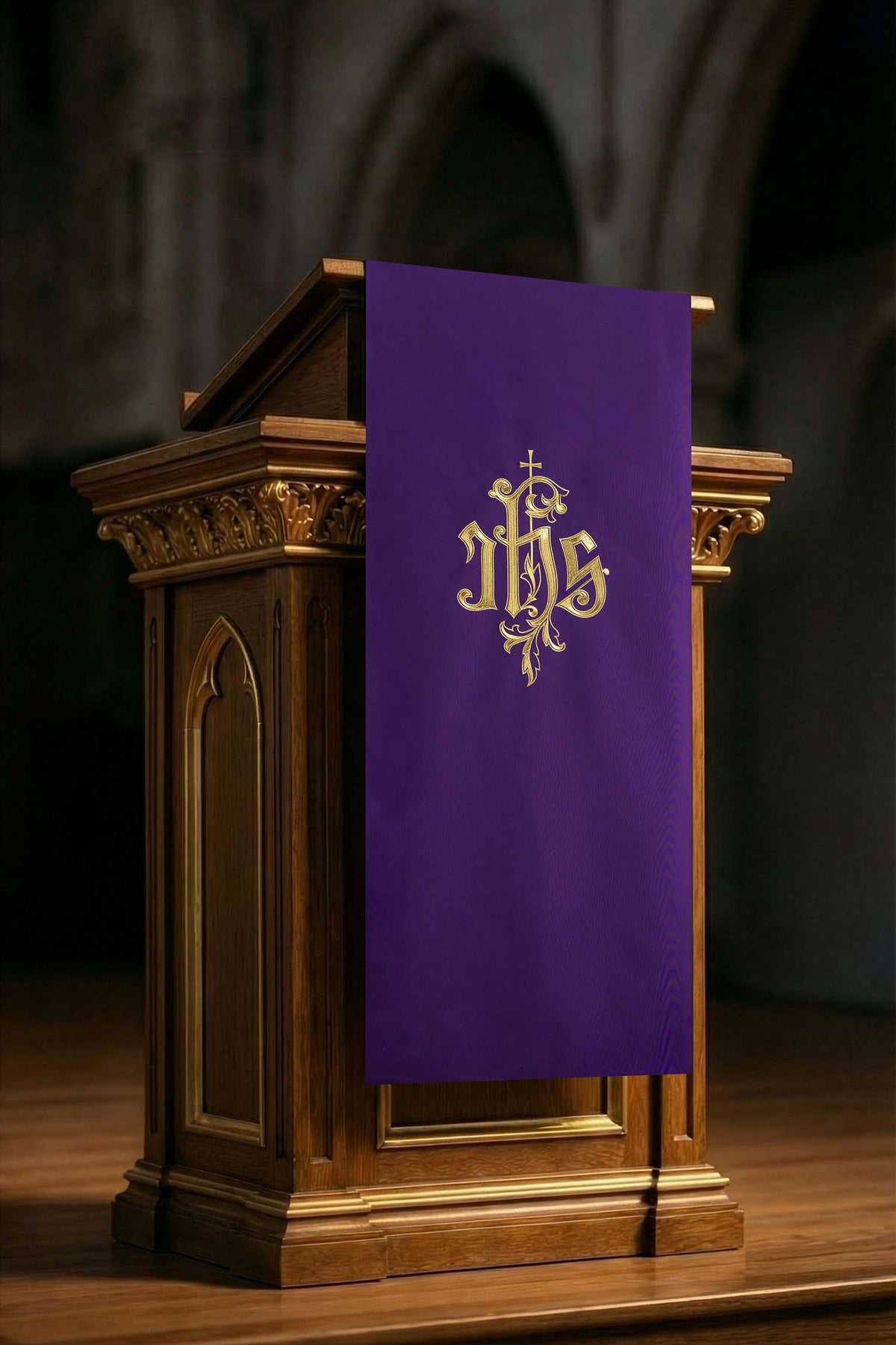 Parement d’ambon violet avec motif IHS brodé