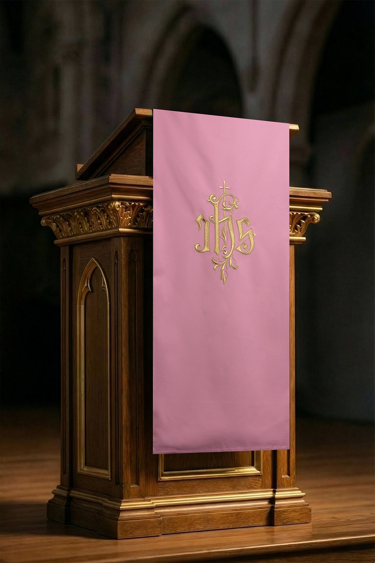Rose voile de lutrin avec le symbole classique de l'IHS