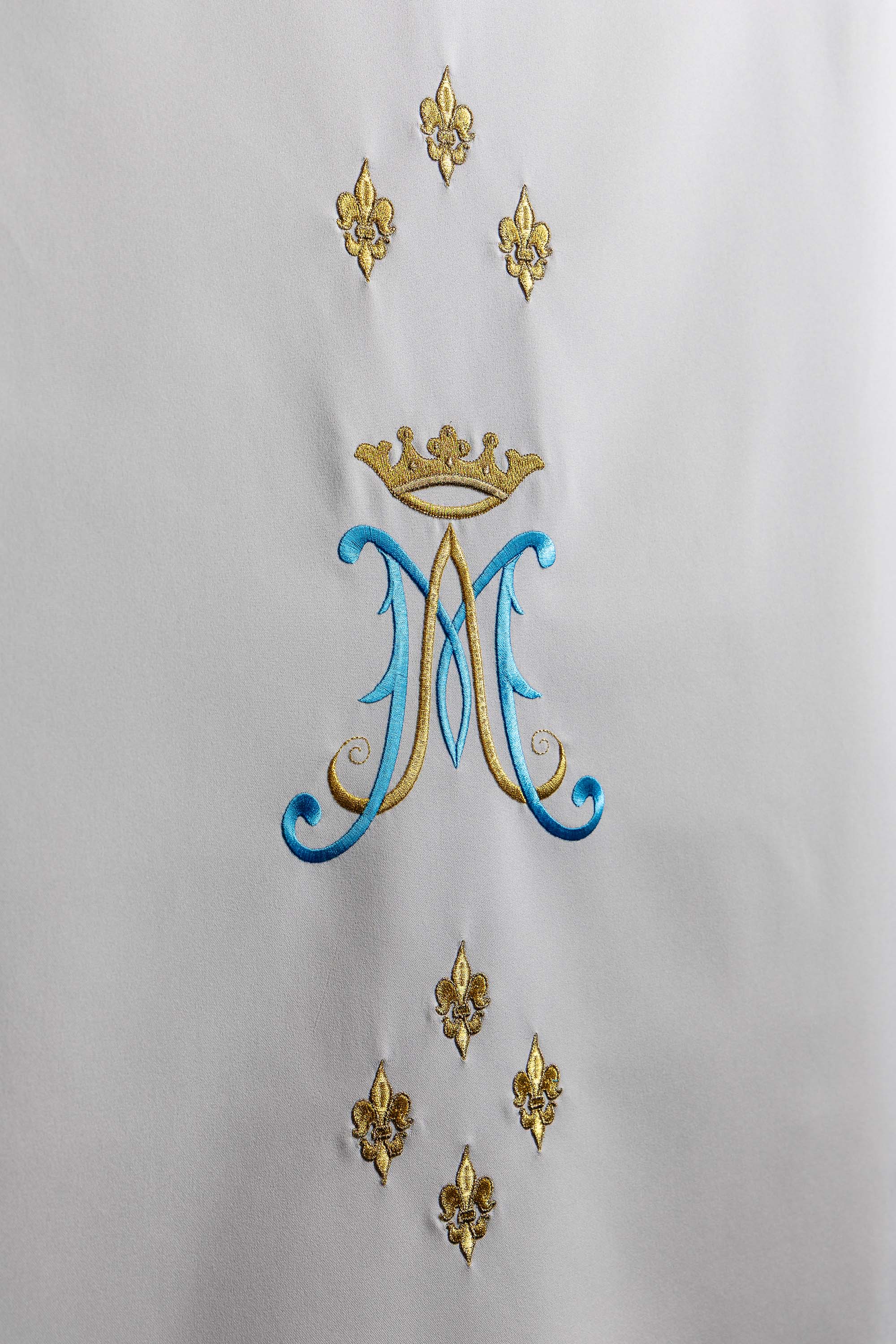 Blanc voile de lutrin brodée avec motif marial